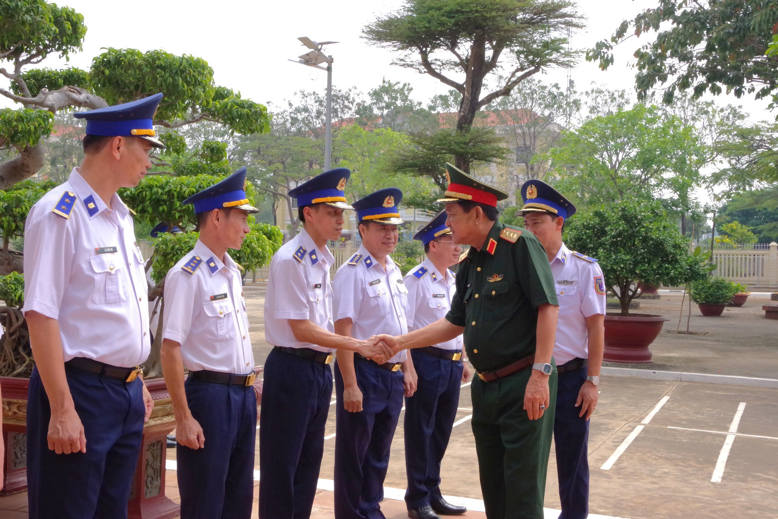 Đoàn công tác Bộ Quốc phòng do Thượng tướng Võ Minh Lương, Ủy viên Trung ương Đảng, Ủy viên Thường vụ Quân ủy Trung ương, Thứ trưởng Bộ Quốc phòng làm trưởng đoàn, đã đến thăm, kiểm tra, chúc Tết cán bộ, chiến sĩ Bộ Tư lệnh Vùng Cảnh sát biển 3.