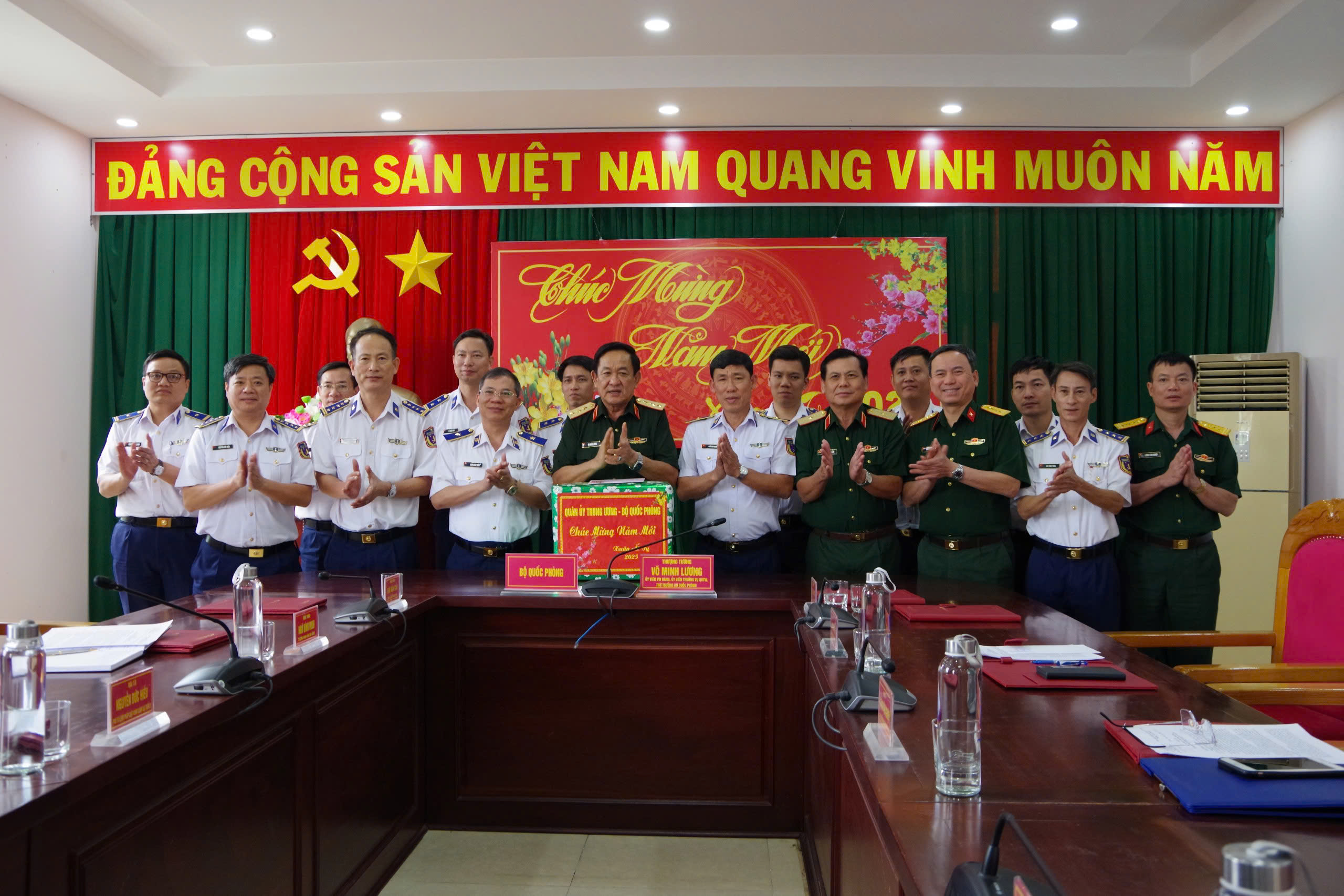 Thượng tướng Võ Minh Lương, Ủy viên Trung ương Đảng, Ủy viên Thường vụ Quân ủy Trung ương, Thứ trưởng Bộ Quốc phòng thăm, tặng quà Tết Bộ Tư lệnh Vùng Cảnh sát biển 3.