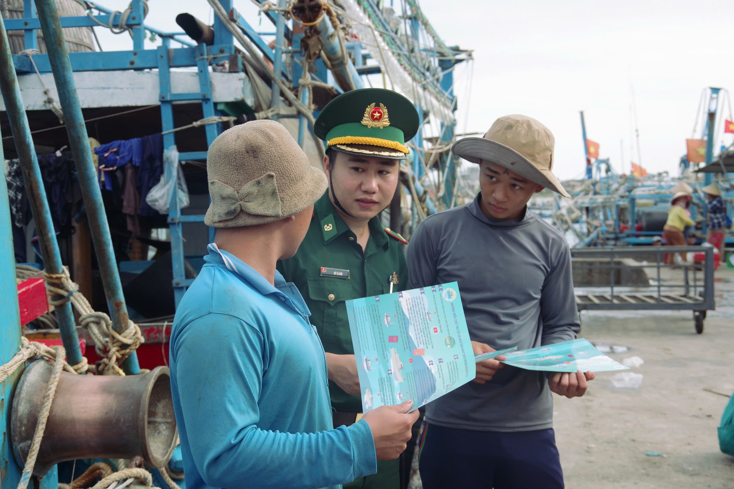 Cán bộ Đồn biên phòng Bình Châu tuyên truyền chống khai thác IUU cho ngư dân  ở cảng Bến Lội-Bình Châu (huyện Xuyên Mộc).