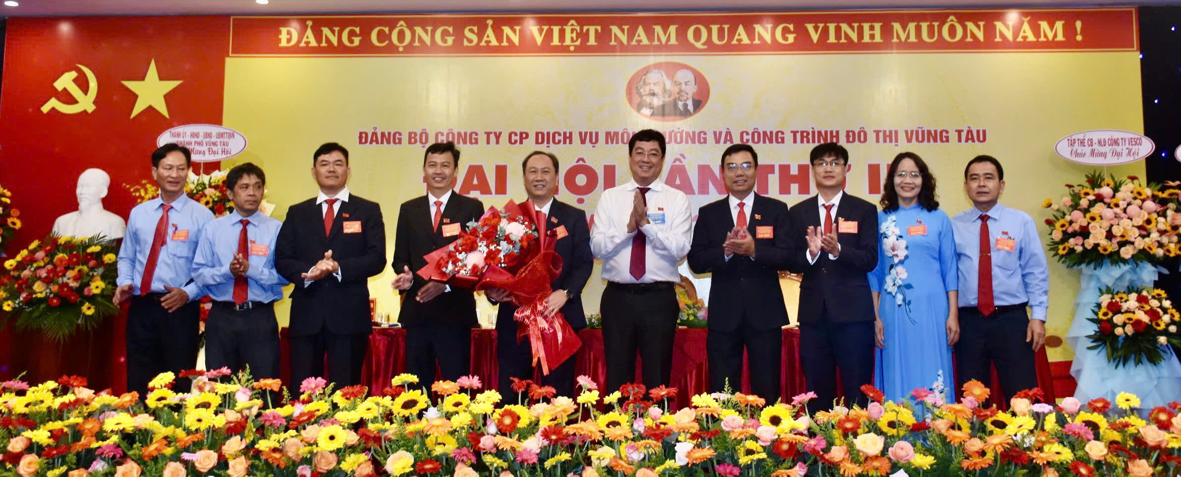 Ông Trần Đình Khoa, Bí thư Thành ủy Vũng Tàu tặng hoa chúc mừng Ban Chấp hành Đảng bộ Công ty VESCO nhiệm kỳ 2025-2030.