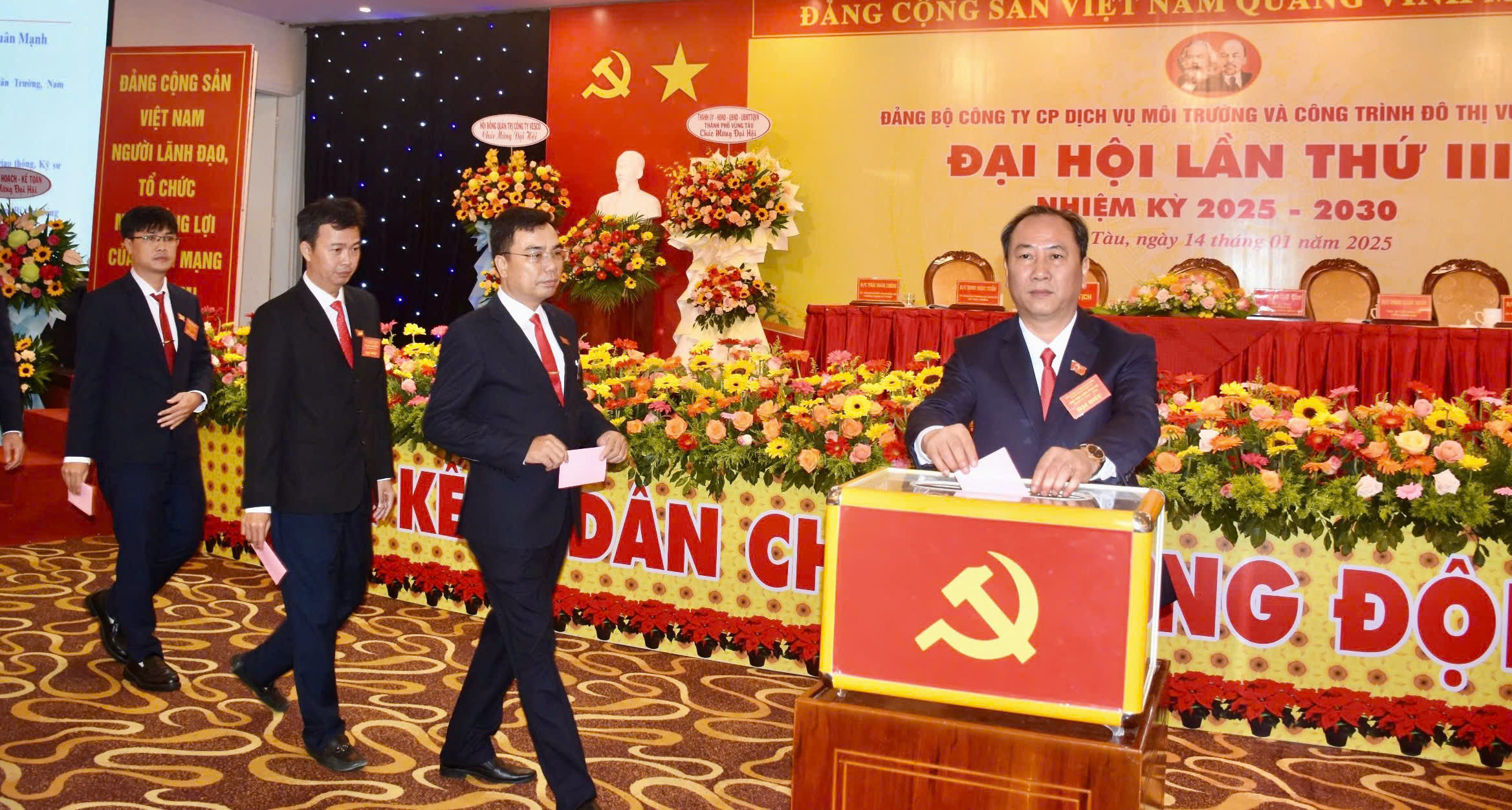 Bỏ phiếu bầu chức danh Bí thư Đảng bộ tại Đại hội Đảng bộ Công ty VESCO