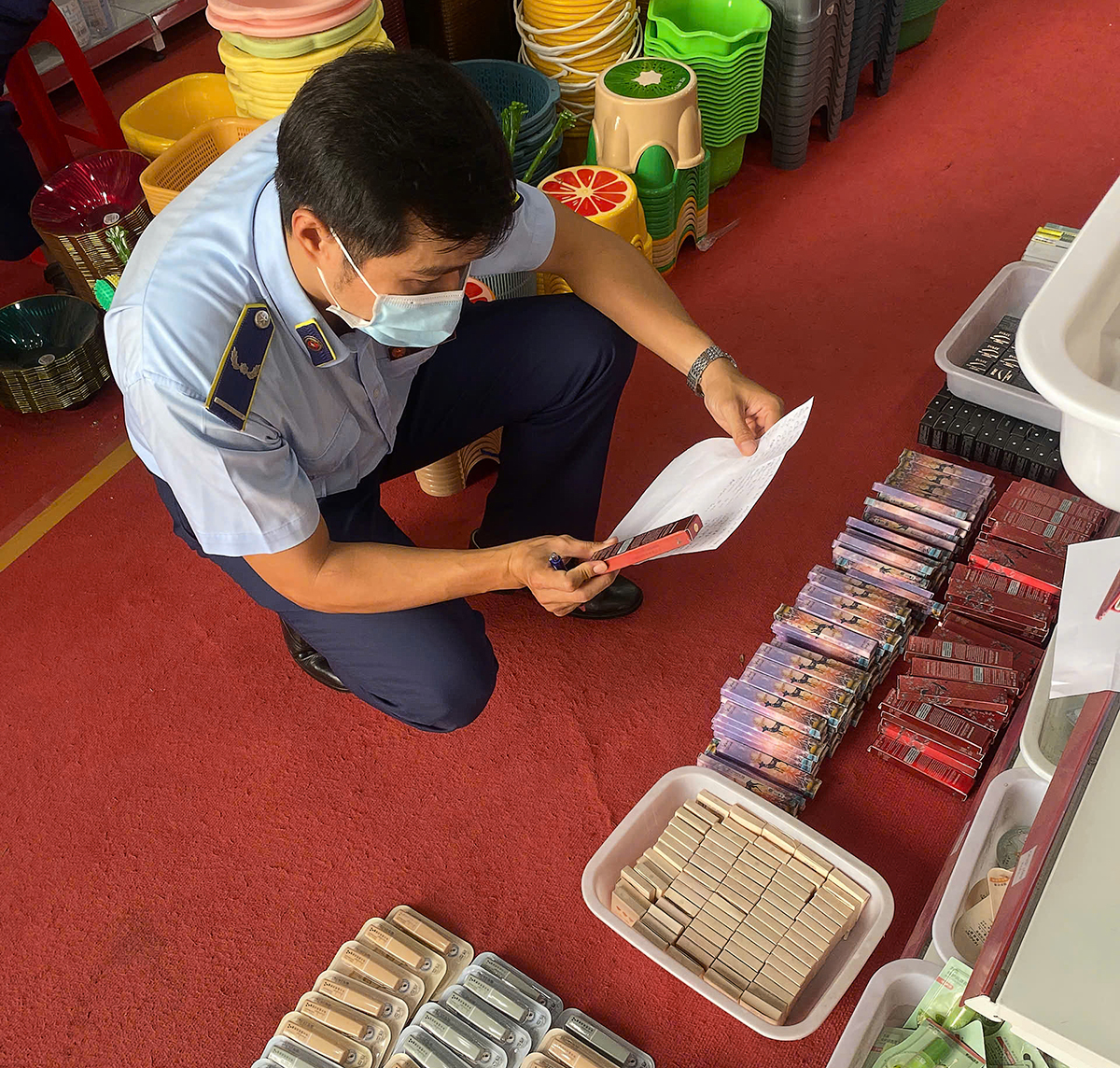 Lực lượng QLTT kiểm tra và thu giữ số lượng lớn phẩm không rõ nguồn gốc tại cửa hàng