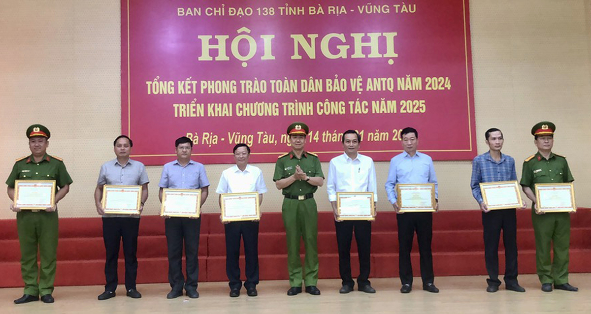 Lãnh đạo Công an tỉnh tặng Bằng khen cho tập thể, cá nhân có thành tích xuất sắc trong phong trào toàn dân bảo vệ an ninh Tổ quốc.