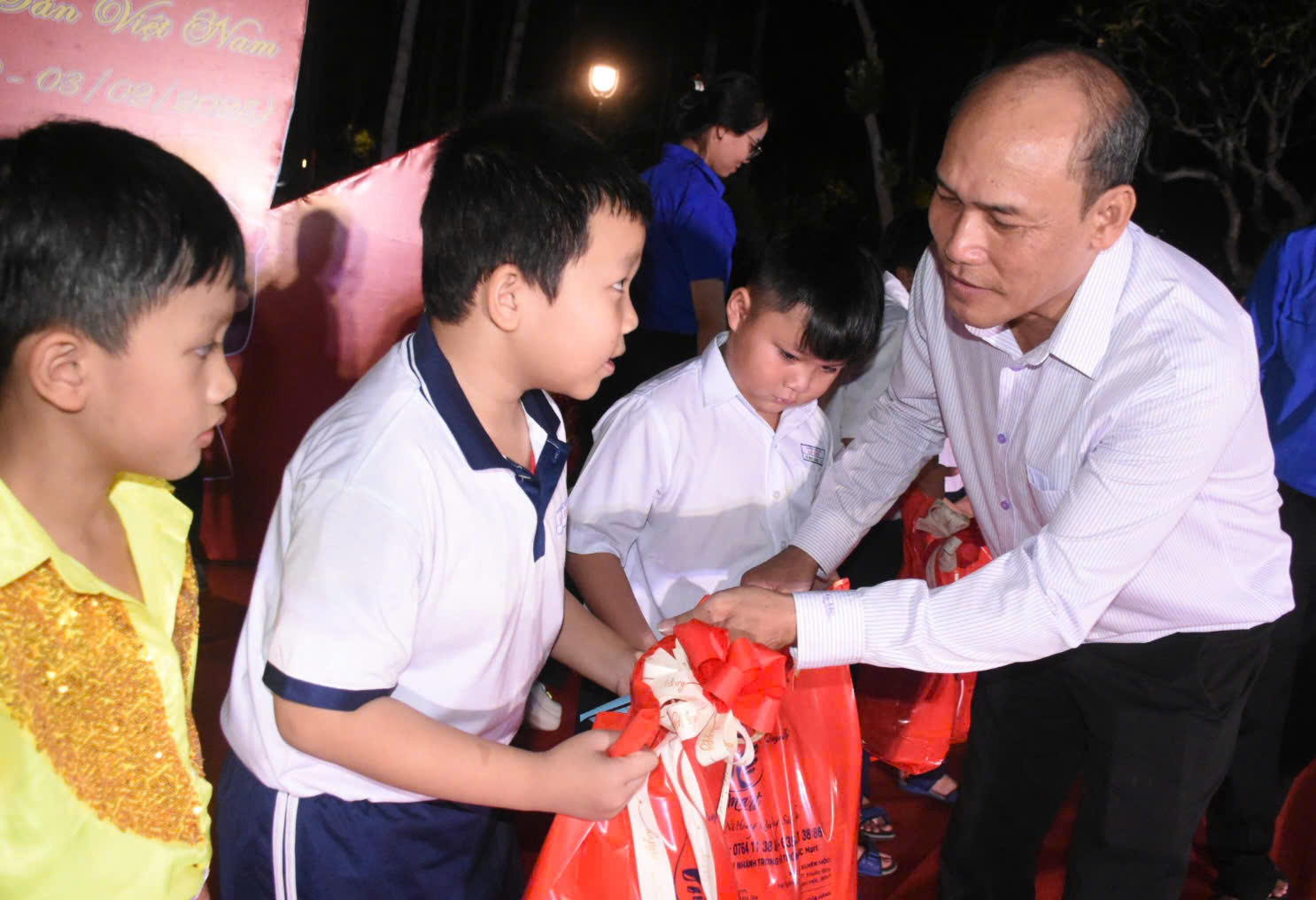 Ông Trần Trung Huy, Phó Trưởng Ban Dân vận Thành ủy Bà Rịa trao quà Tết cho thiếu nhi có hoàn cảnh khó khăn.