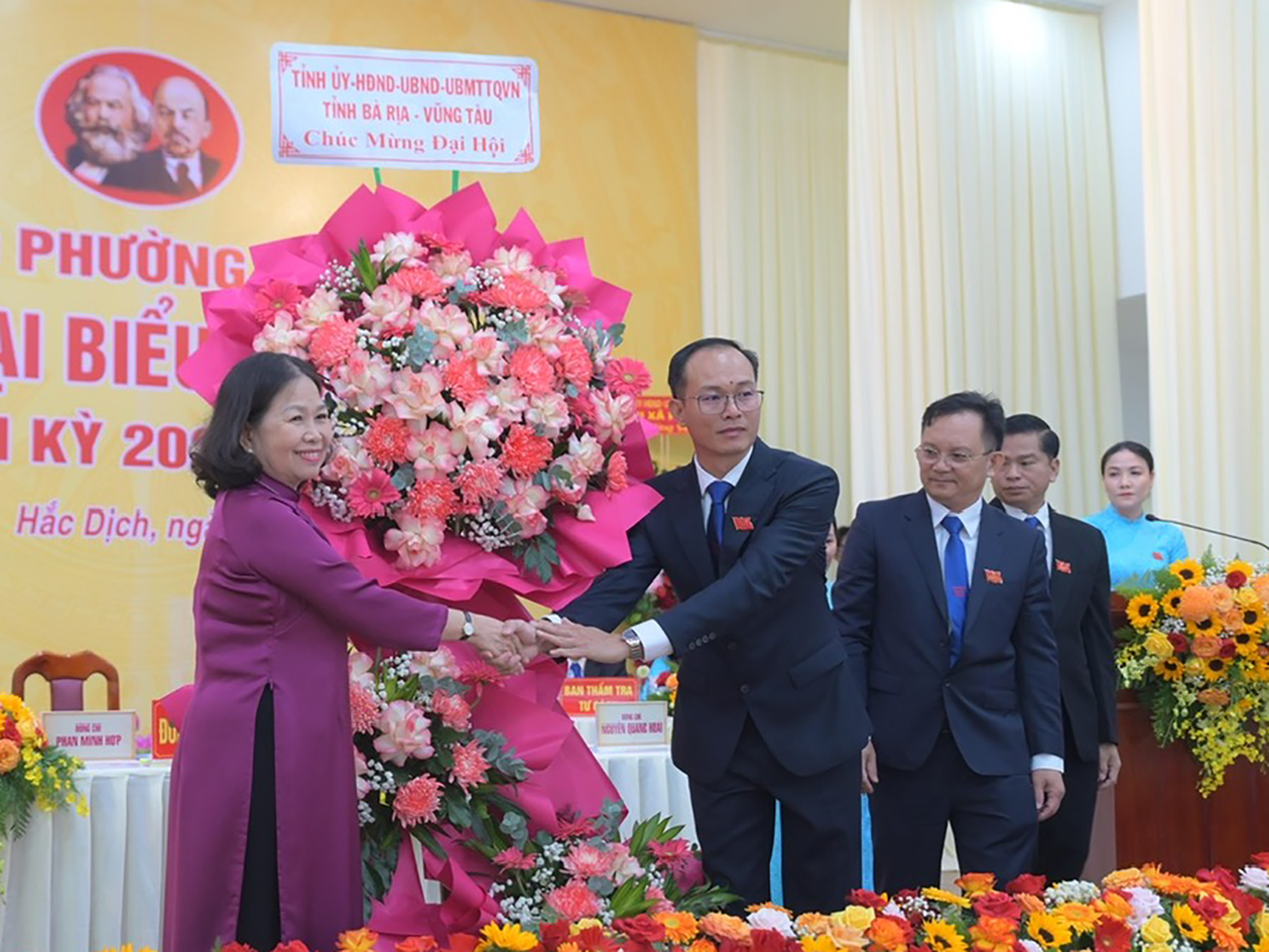 Bà Nguyễn Thị Yến, Phó Bí thư Thường trực Tỉnh ủy, Trưởng đoàn Đại biểu Quốc hội tỉnh tặng hoa chúc mừng Đại hội.