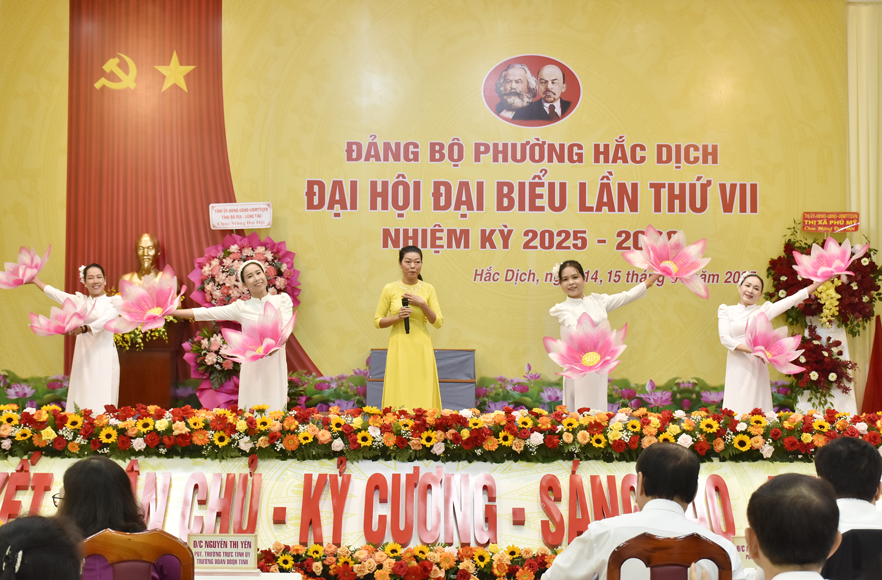 Văn nghệ khai mạc Đại hội.