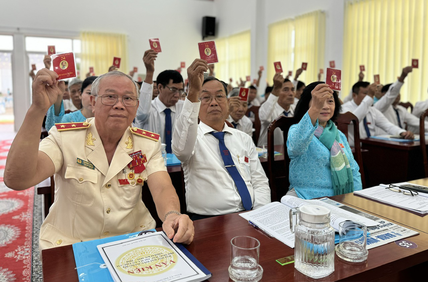 Đại biểu biểu quyết tư cách đại biểu tham dự Đại hội.