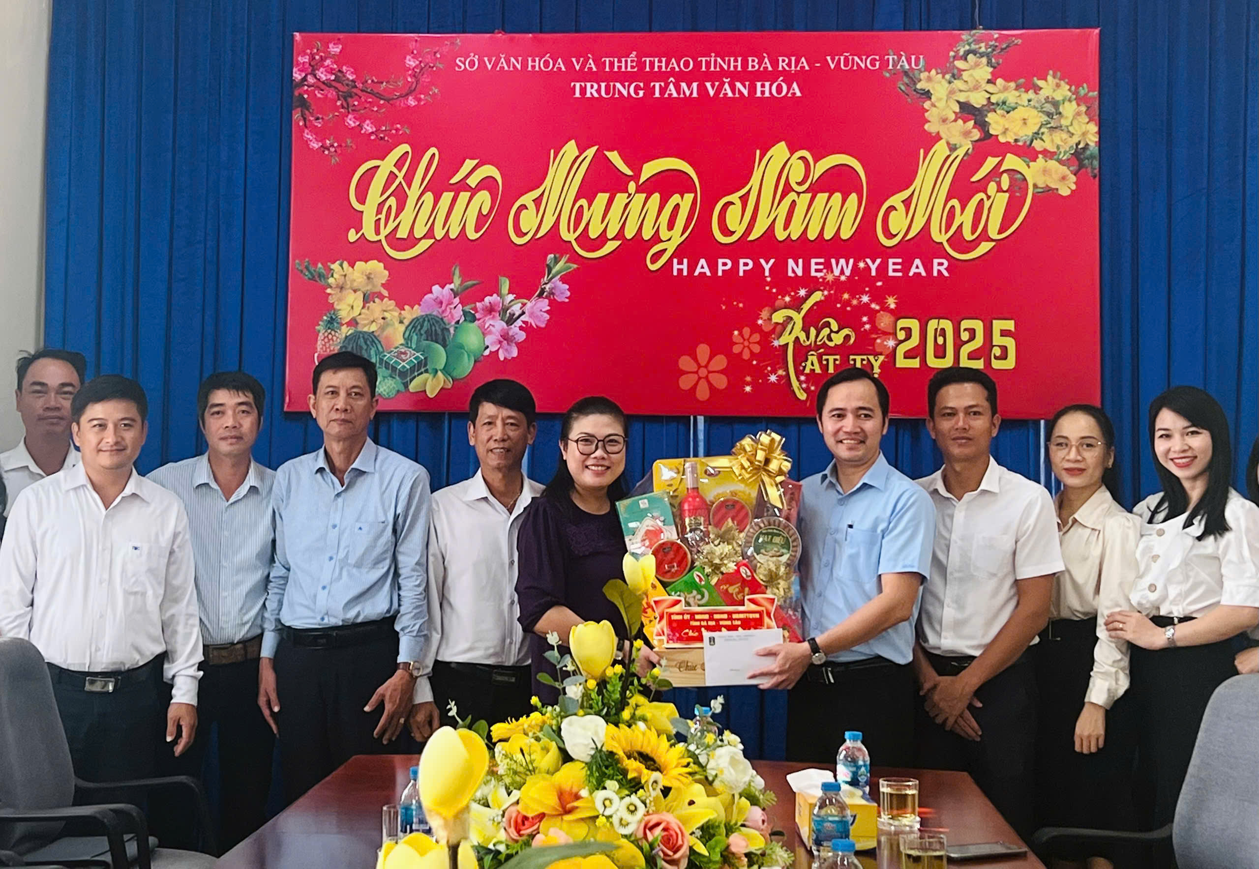 Đoàn do bà Lương Thị Lệ Hằng, Giám đốc Sở Khoa học và Công nghệ làm trưởng đoàn đến chúc Tết và tặng quà Trung tâm Văn hóa tỉnh. Ảnh: TRÚC GIANG