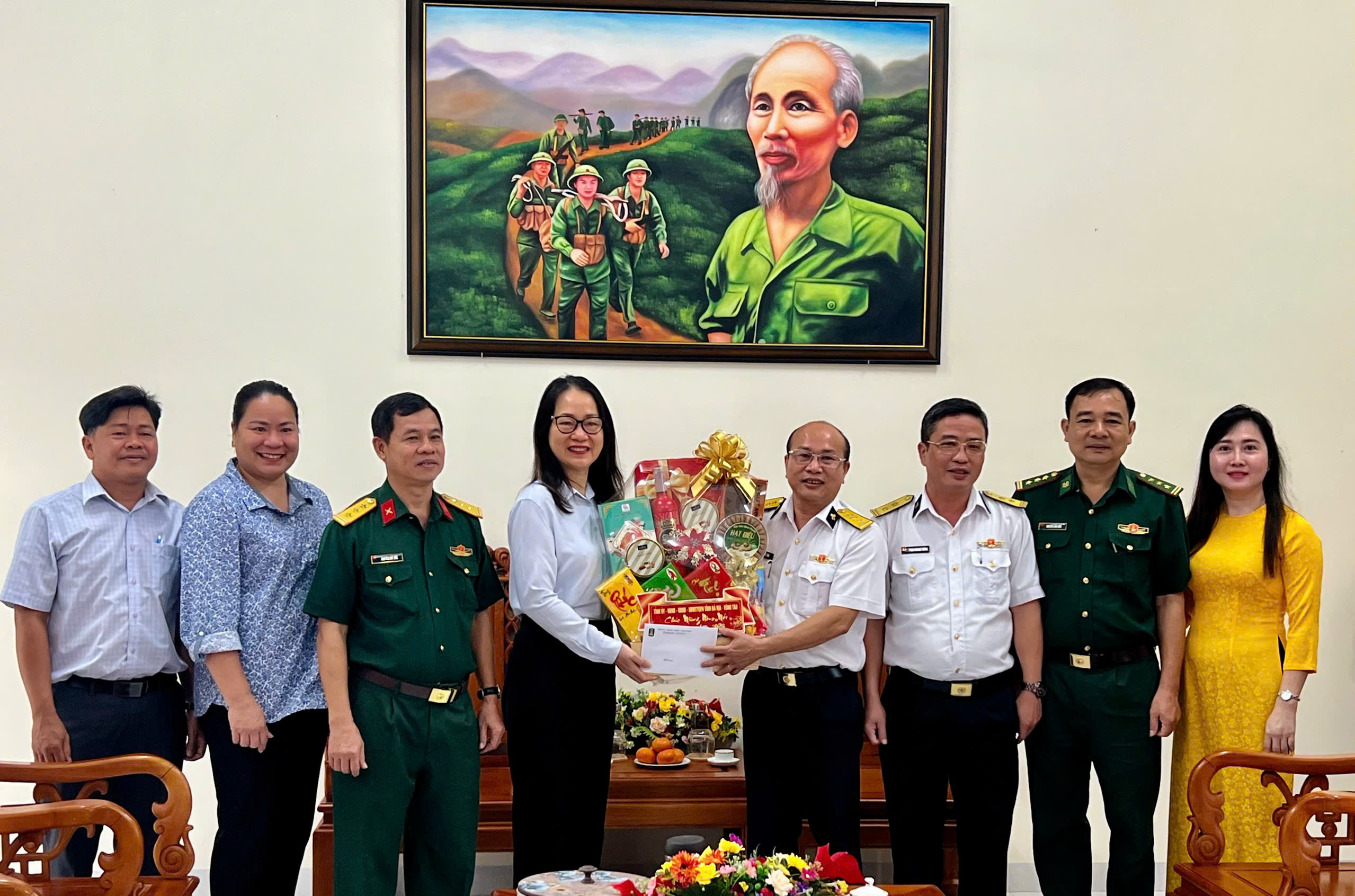 Đoàn do bà Trần Thị Ngọc Châu, Giám đốc Sở GD-ĐT làm Trưởng đoàn đến thăm tặng quà Trung đoàn Rada tầm xa 251, Bộ Tư lệnh Vùng 2 Hải quân. Ảnh: KIM HỒNG