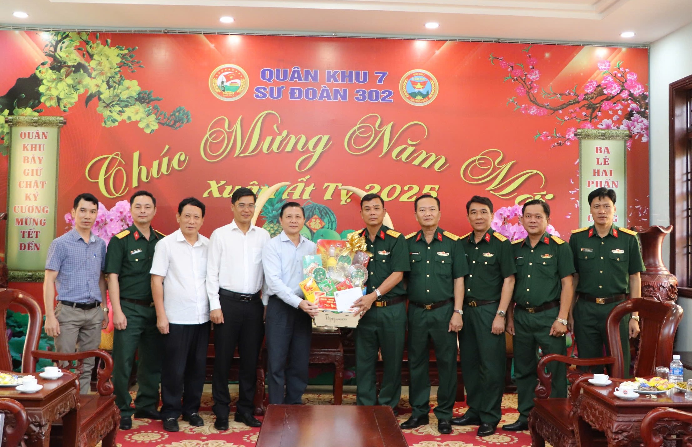 Đoàn do ông Mai Minh Quang, Chủ tịch Hội Nông dân tỉnh làm Trưởng đoàn thăm, tặng quà Sư đoàn 302, huyện Cẩm Mỹ, tỉnh Đồng Nai. Ảnh: MINH THANH