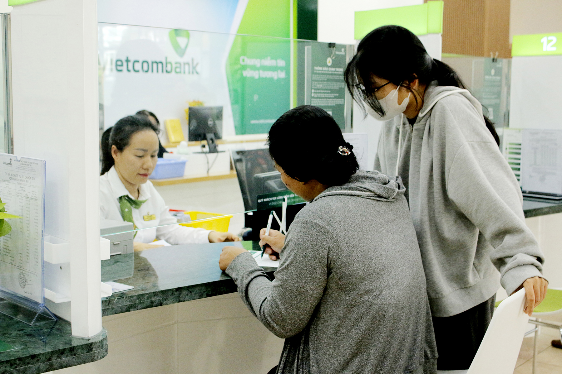 Khách hàng giao dịch tại Vietcombank chi nhánh Vũng Tàu.