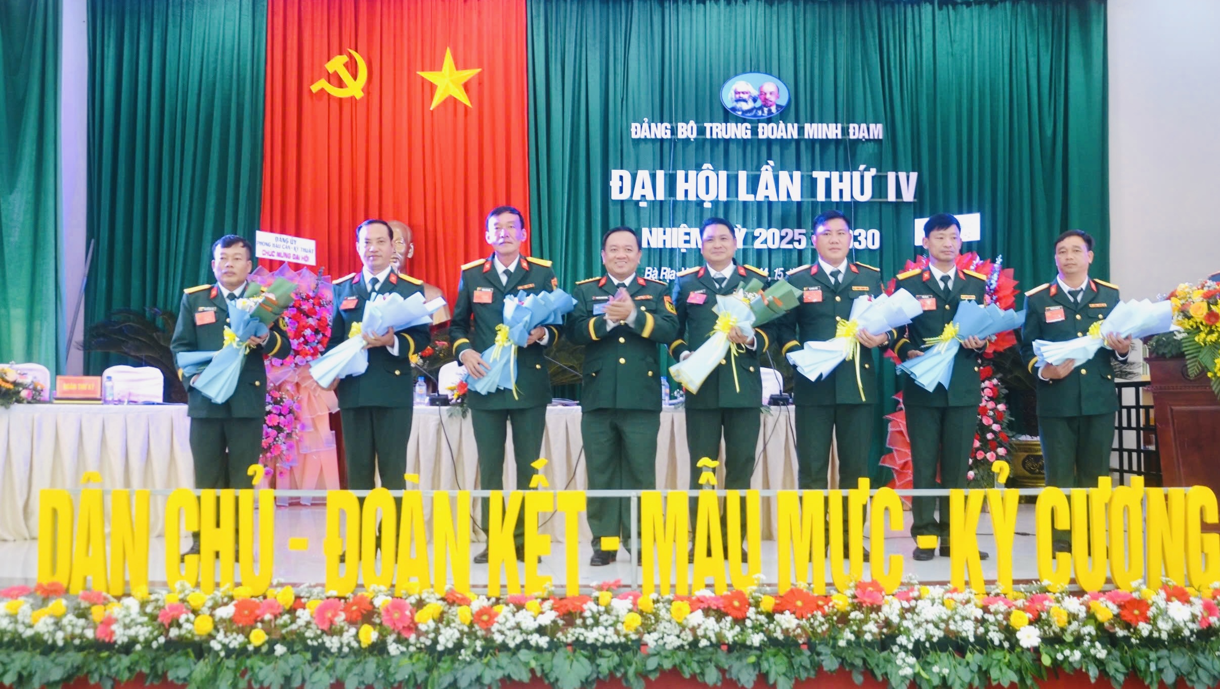 Lãnh đạo Bộ CHQS tỉnh tặng hoa chúc mừng BCH Đảng bộ Trung đoàn Minh Đạm lần thứ IV, nhiệm kỳ 2025-2030.
