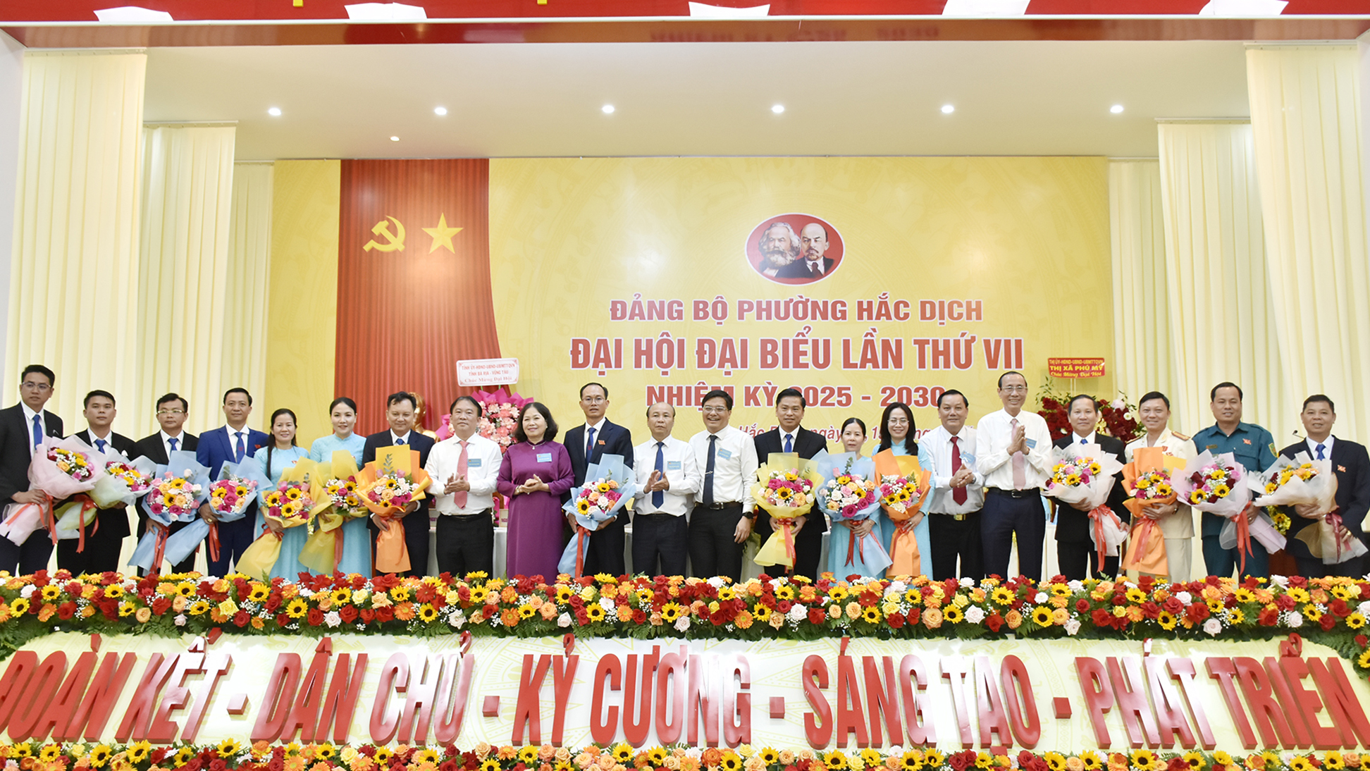 Lãnh đạo tỉnh và TX.Phú Mỹ tặng hoa chúc mừng Ban Chấp hành Đảng bộ phường Hắc Dịch khóa VII, nhiệm kỳ 2025-2030.