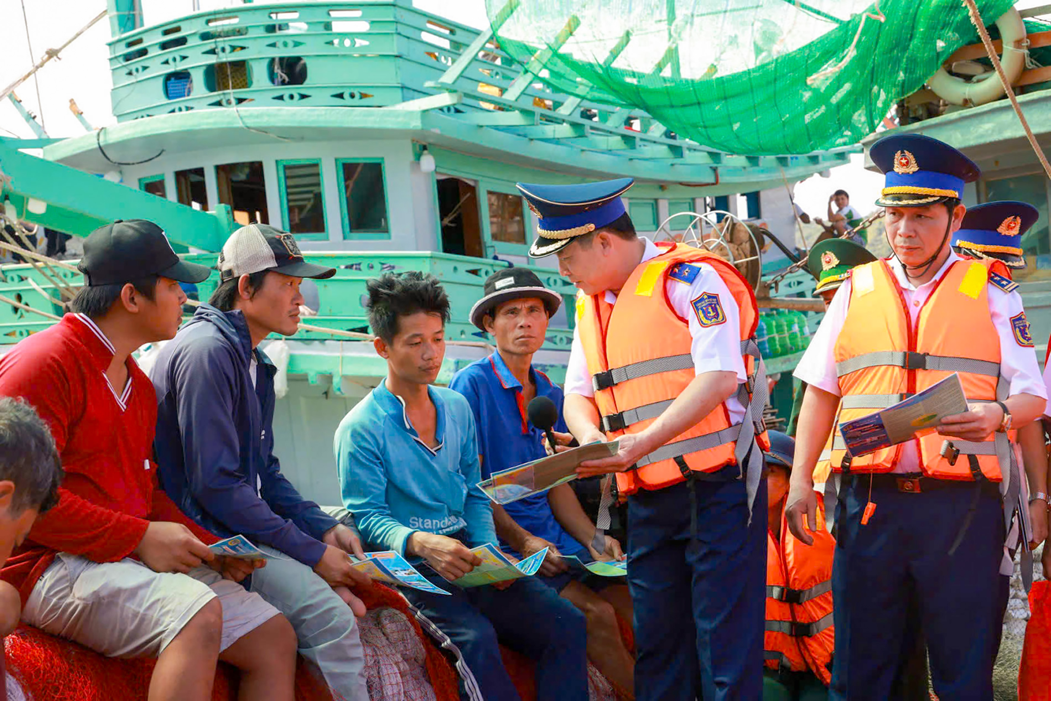 Tuyên truyền pháp luật cho ngư dân.