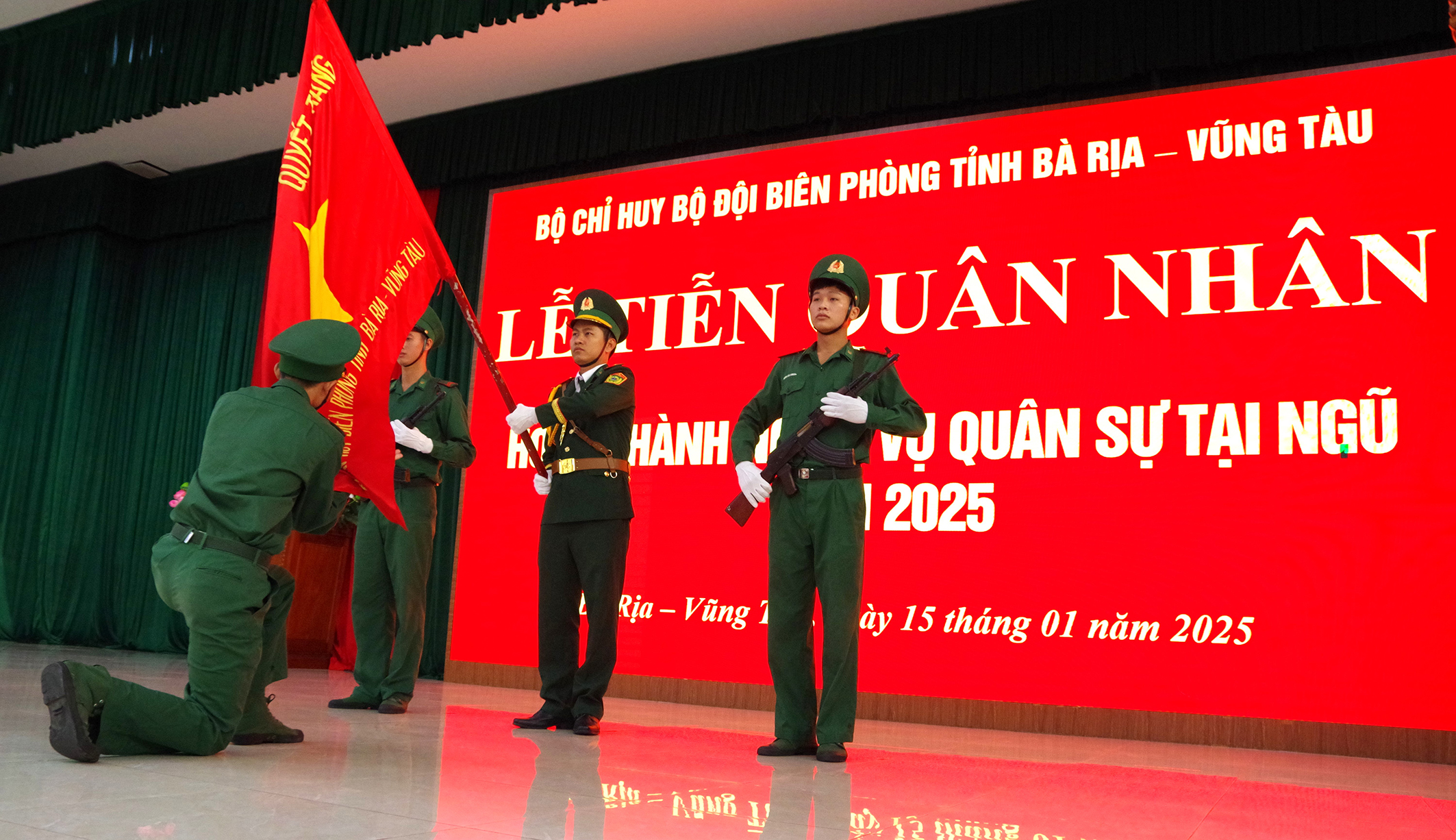 Đại diện quân nhân hoàn thành nghĩa vụ quân sự tại ngũ, xuất ngũ năm 2025 tuyên thệ trước Quân kỳ.