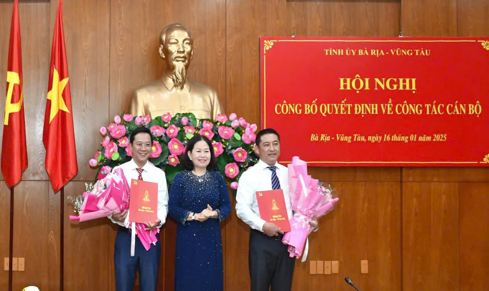 Bà Nguyễn Thị Yến, Phó Bí thư Thường trực Tỉnh ủy, Trưởng Đoàn ĐBQH tỉnh trao Quyết định và tặng hoa chúc mừng ông Hồ Hải và ông Huỳnh Sơn Tuấn.