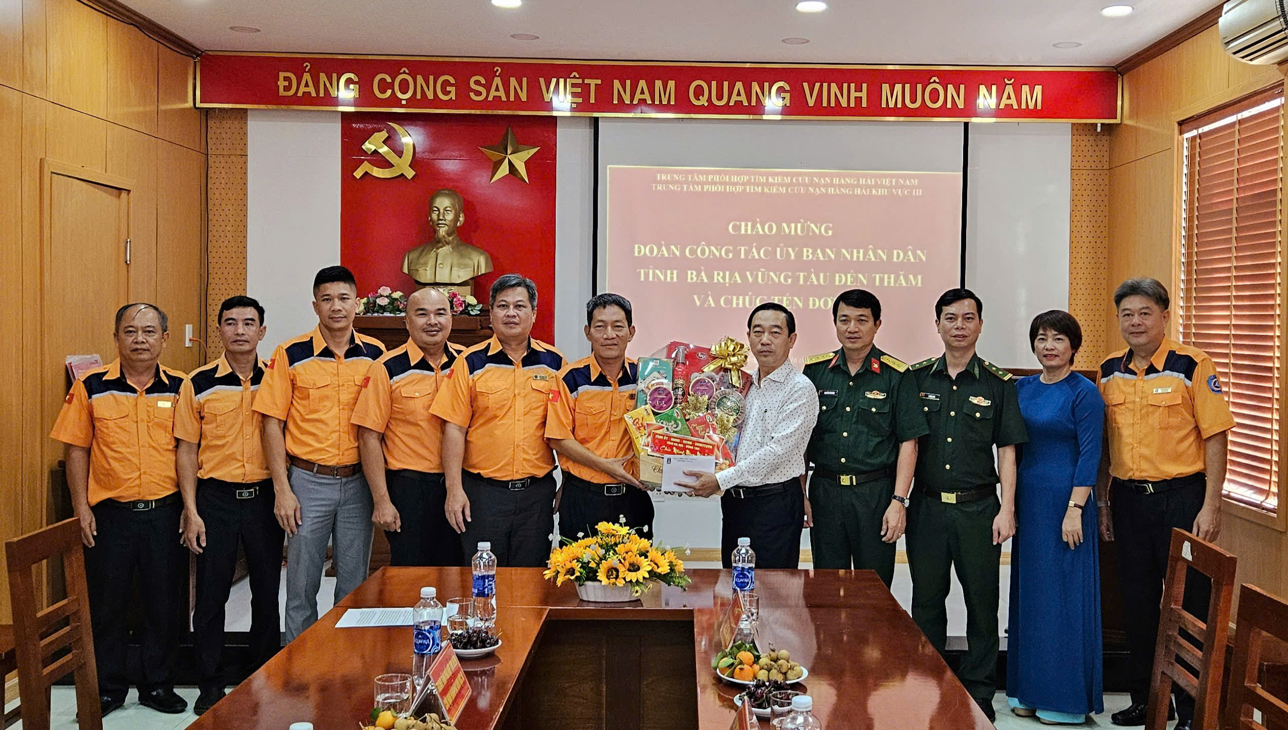 Ông Lê Văn Hòa, Chủ tịch Liên đoàn Lao động tỉnh tặng quà Trung tâm Phối hợp tìm kiếm cứu nạn hàng hải khu vực III