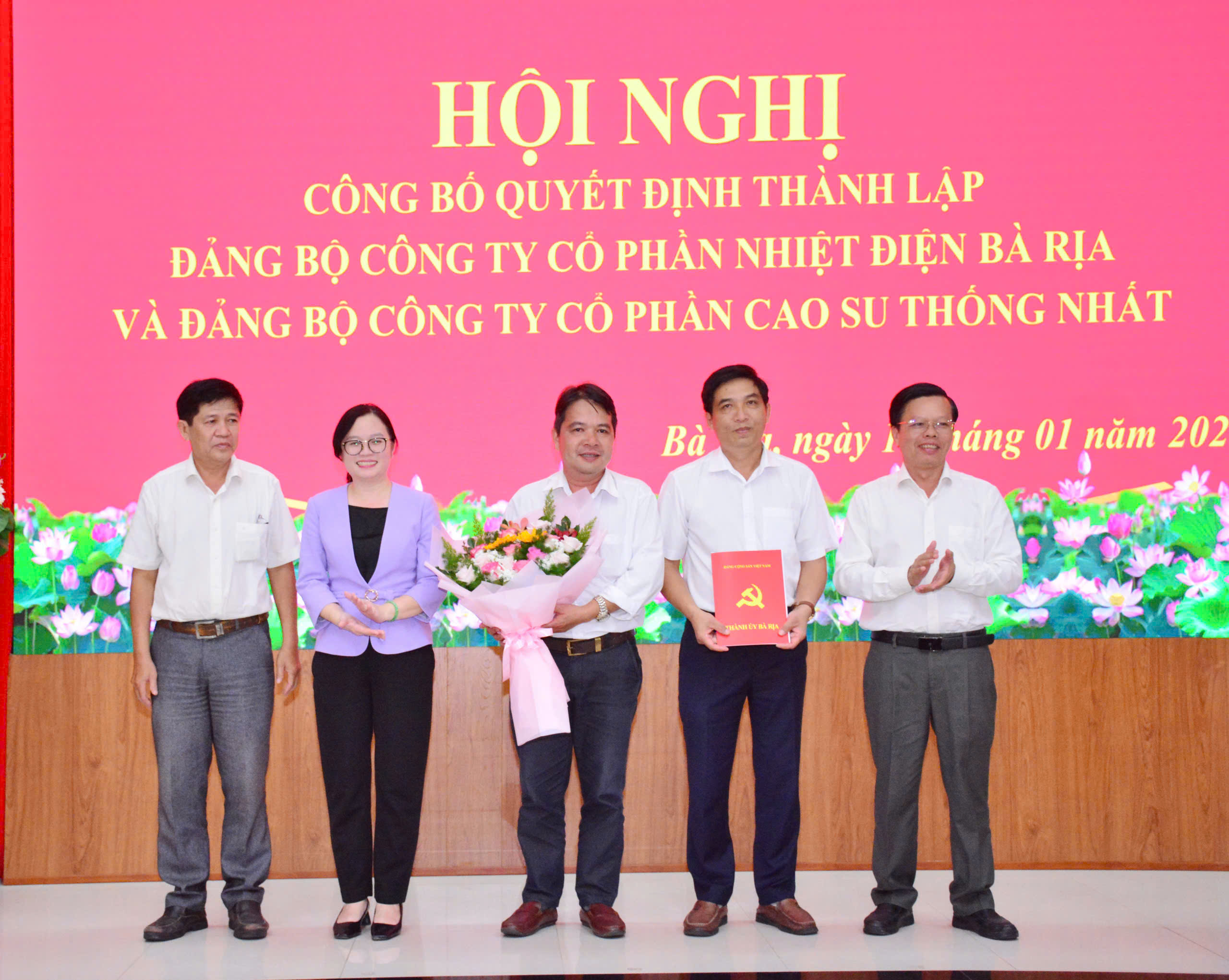 Bà Nguyễn Minh Hoàng, Phó Bí thư Thường trực, Chủ tịch HĐND TP.Bà Rịa và ông Trần Thanh Dũng, Phó Bí thư Thành ủy, Chủ tịch UBND TP.Bà Rịa trao quyết định về việc thành lập Đảng bộ Công ty CP Nhiệt điện Bà Rịa 