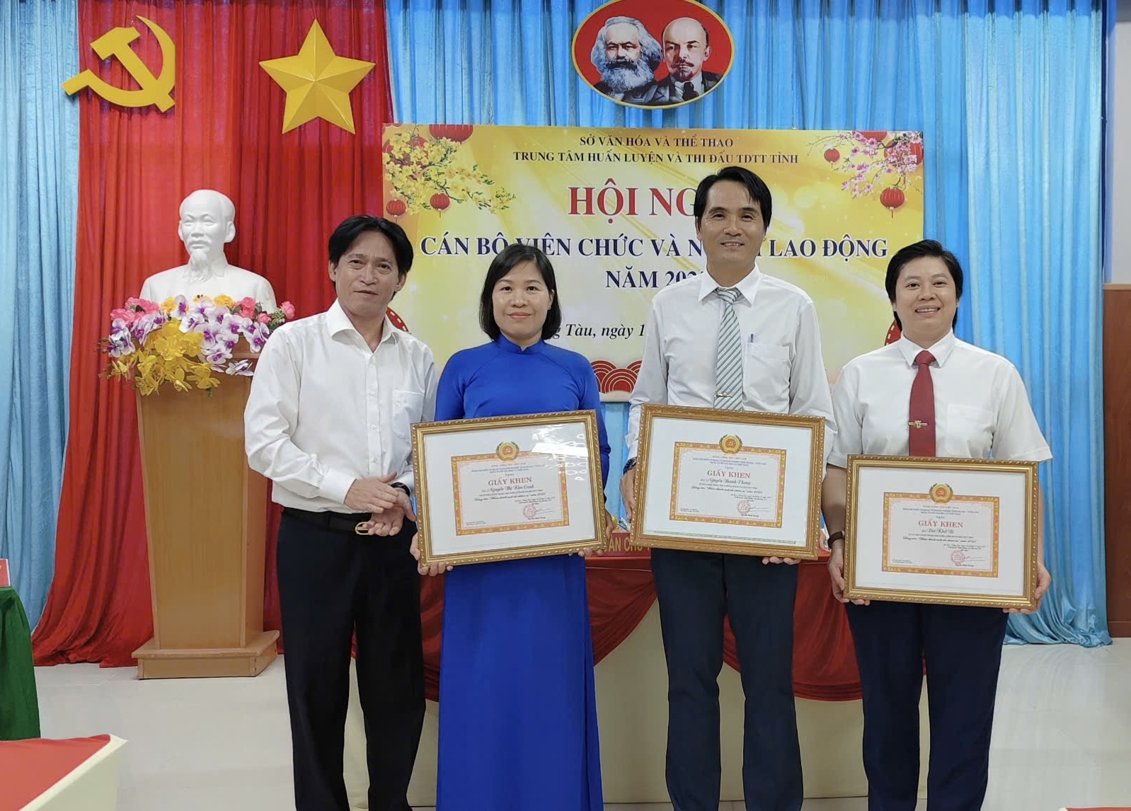 Lãnh đạo Sở Văn hóa, Thể thao và Du lịch tỉnh trao tặng danh hiệu lao động tiên tiến và giấy khen cho tập thể Trung tâm Huấn luyện và Thi đấu thể thao tỉnh.