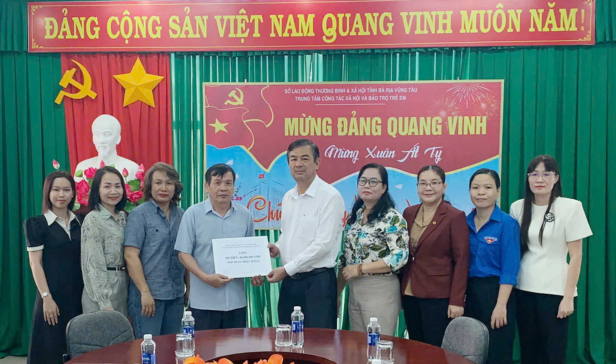 Ông Trịnh Hàng, Phó Chủ tịch UBMTTQ Việt Nam tỉnh thăm, tặng quà tới Ban giám đốc Trung tâm Công tác xã hội và Bảo trợ trẻ em Vũng Tàu.