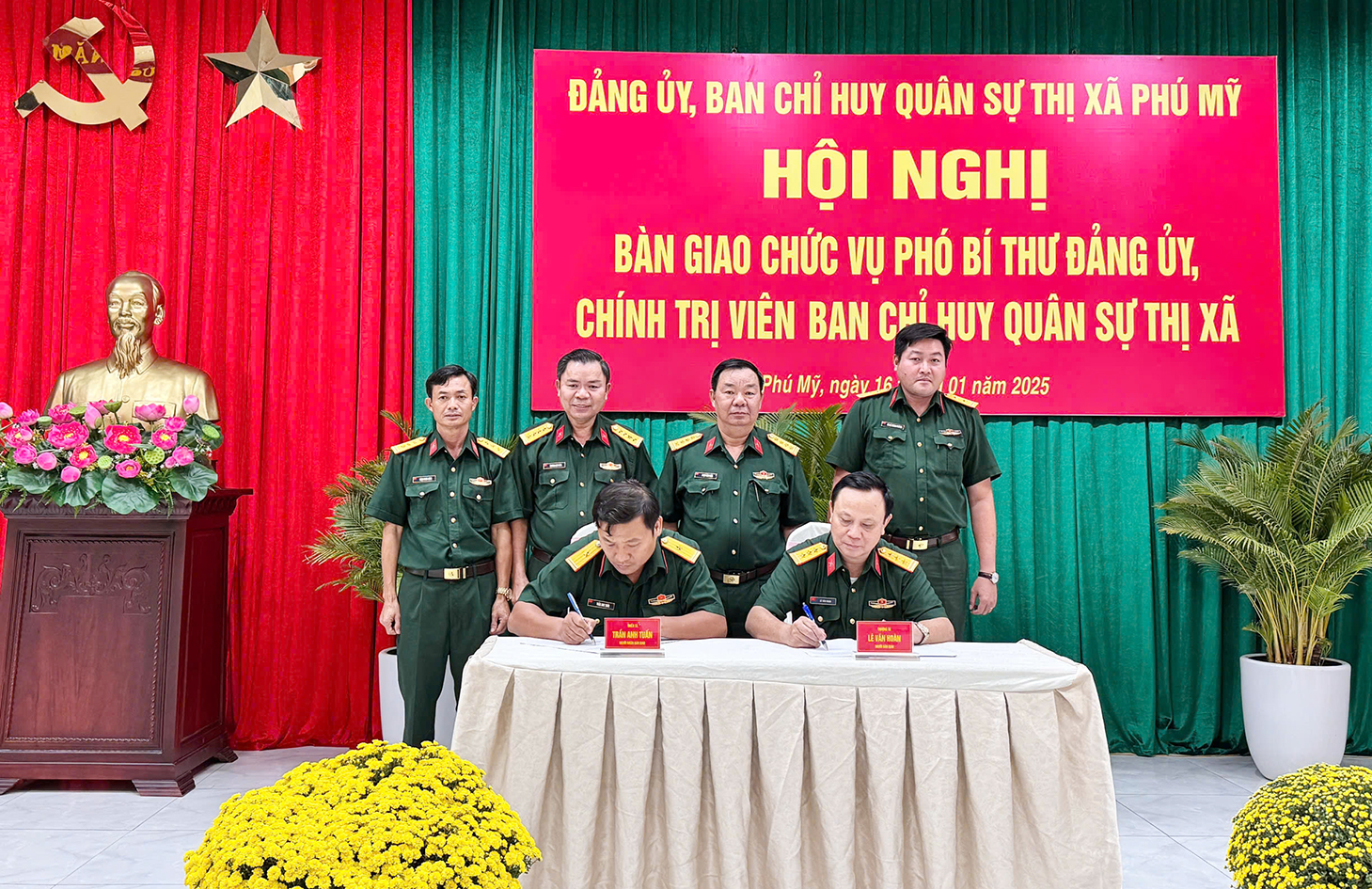 Thượng tá Lê Văn Hoàn và Thiếu tá Trần Anh Tuấn ký biên bản giao-nhận chức vụ Phó Bí thư Đảng ủy, Chính trị viên Ban Chỉ huy Quân sự TX.Phú Mỹ.