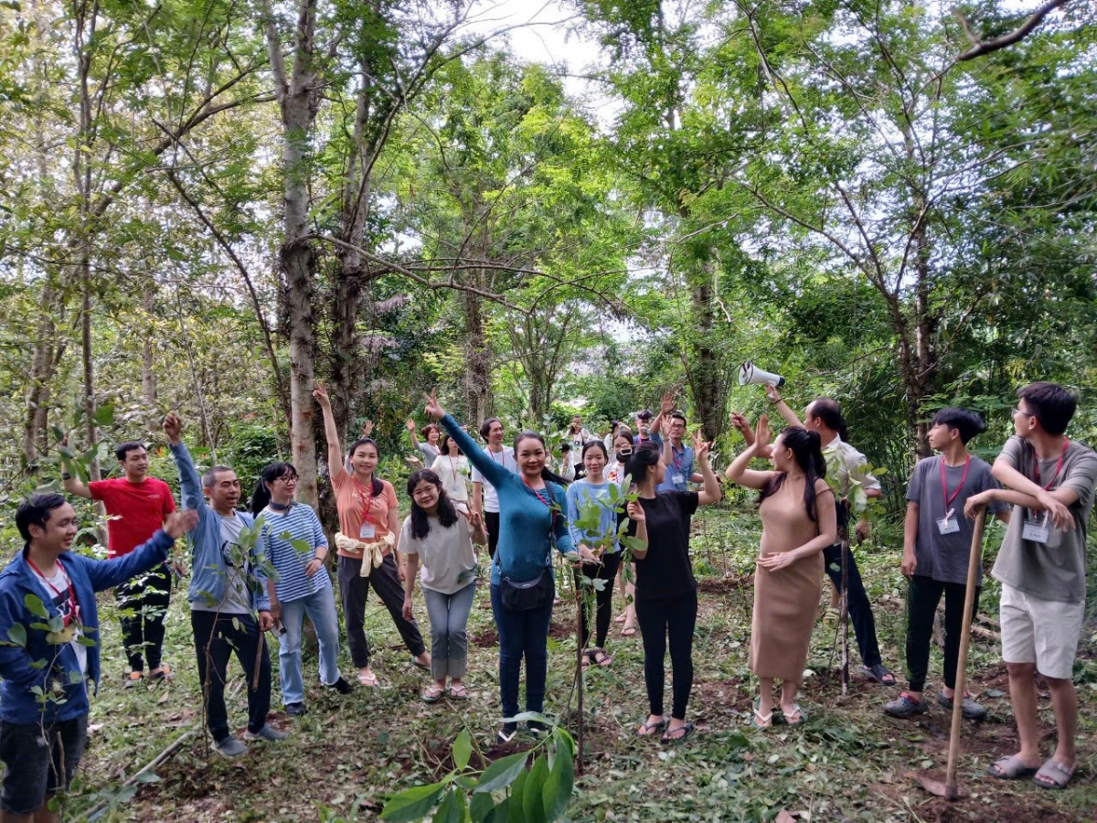 Khách du lịch tham gia trồng cây tại Suối Rao Ecolodge, điểm đến Net Zero đầu tiên của tỉnh Bà Rịa-Vũng Tàu.