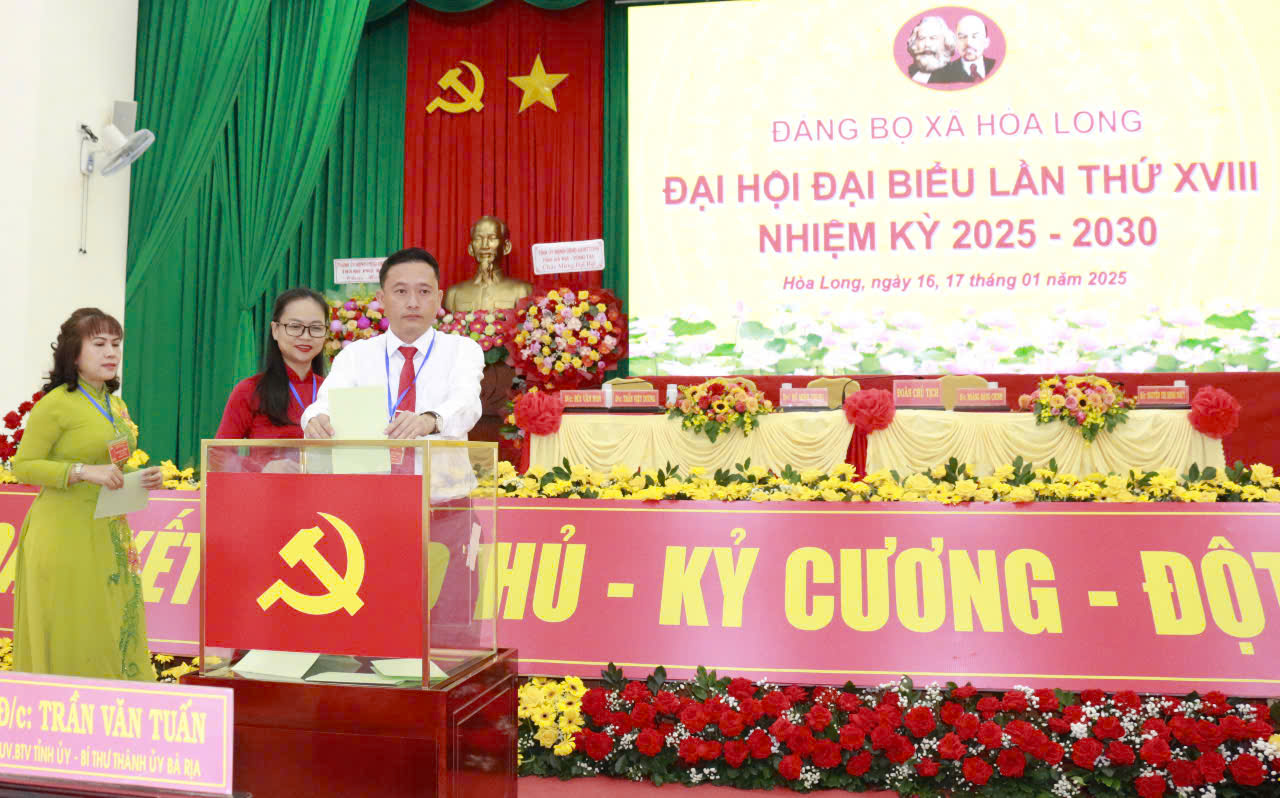 Đại biểu bỏ phiếu bầu Ban Chấp hành khóa XVIII.