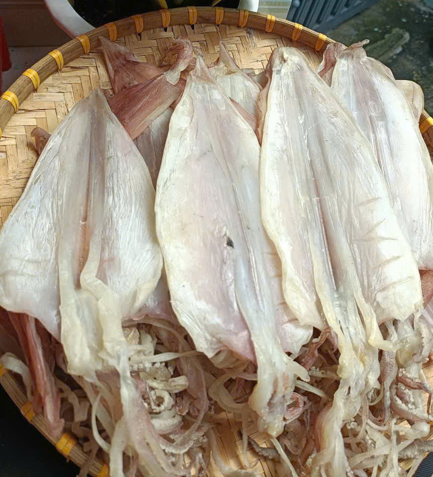 Mực khô câu năm nay giá 1,75 triệu đồng/kg loại 10 con, tăng hơn 400 ngàn đồng so với Tết năm ngoái.