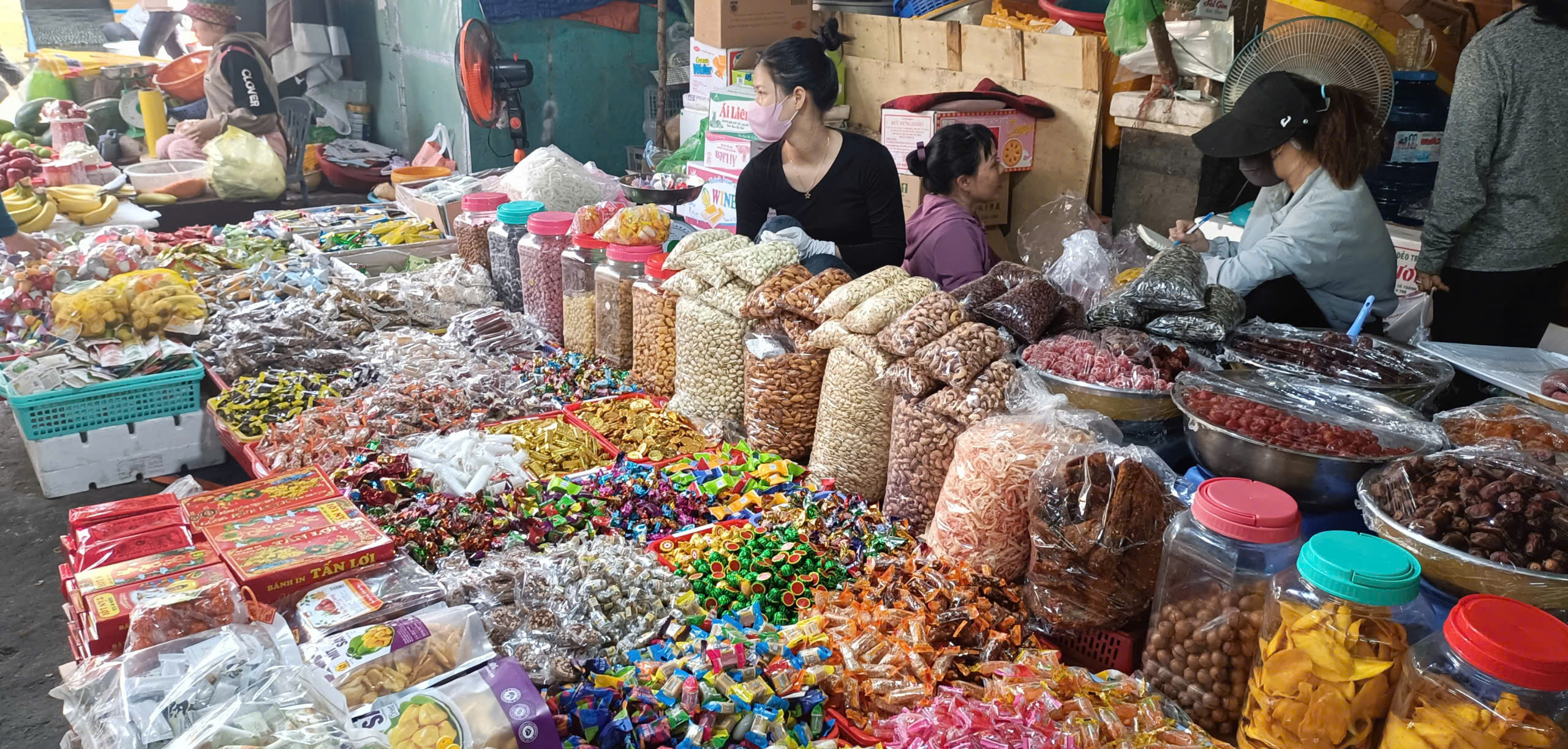 Thị trường bánh mứt Tết năm nay giá cá bình ổn với đa dạng chủng loại từ hàng ngọai, nội đến hàng mẹ làm, nhà làm. Trong ảnh: Một gian hàng bánh mứt ở Chợ Long Hải (huyện Long Đất).