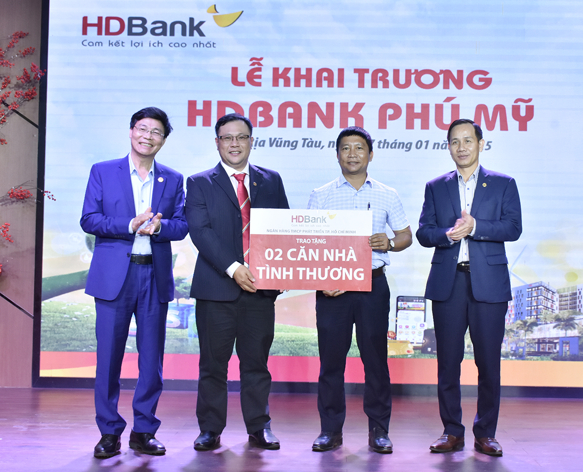 Ông Trần Kiên Nghị, Giám đốc HDBank Chi nhánh Phú Mỹ (thứ hai, từ trái qua) trao bảng tương trưng tặng 2 căn nhà tình thương cho đại diện UBMTTQ Việt Nam phường Phú Mỹ.