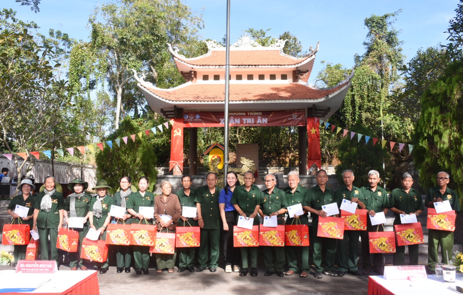 Các cựu thanh niên xung phong nhận quà Tết tại chương trình.