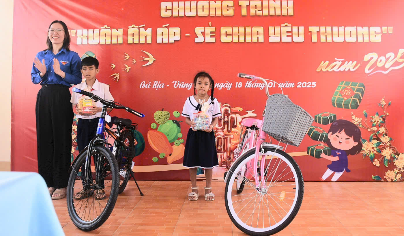 Chị Nguyễn Thị Mỹ Điệp, Phó trưởng Ban phong trào Tỉnh Đoàn tặng xe đạp cho thiếu nhi vượt khó tại chương trình.