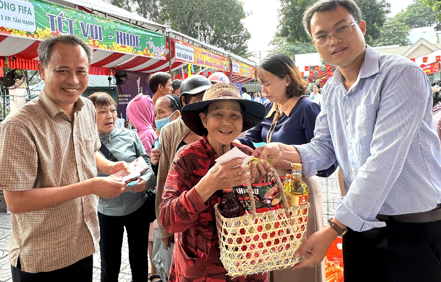 Niềm vui trên gương mặt bà bà Vũ Thị Phương (74 tuổi, khu phố Ngọc Hà) khi nhận quà và lì xì từ đại diện Công ty CP Dịch vụ Đô thị Tân Thành.