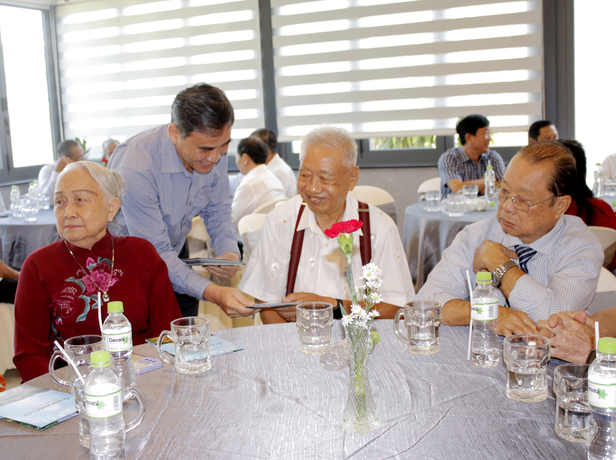 Ông Trần Thượng Chí, Bí thư huyện ủy Long Đất chúc Tết, tặng quà các đồng chí nguyên lãnh đạo tỉnh, huyện qua các thời kỳ.