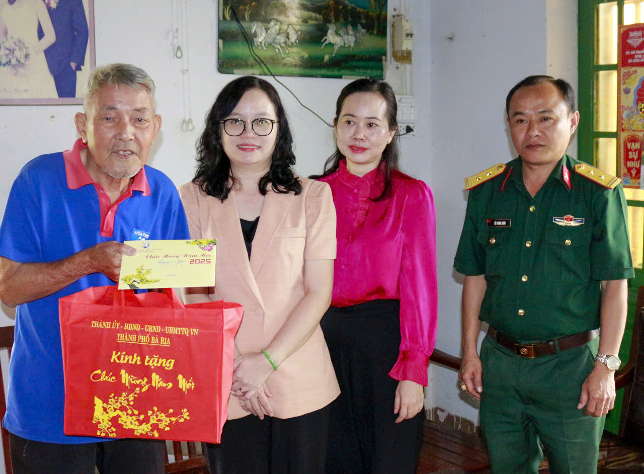 Bà Nguyễn Minh Hoàng, Phó Bí thư Thường trực, Chủ tịch HĐND TP.Bà Rịa thăm, tặng quà gia đình chính sách trên địa bàn xã Long Phước. 