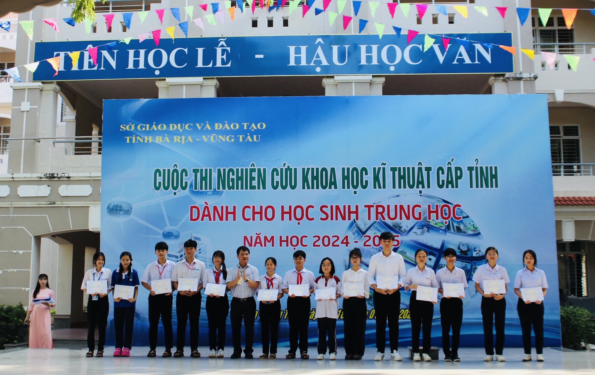 Cuộc thi năm nay có 78 dự án đoạt giải. Trong ảnh: Ông Nguyễn Việt Trí, Trưởng phòng Giáo dục Trung học - Thường xuyên trao giải cho các tác giả.