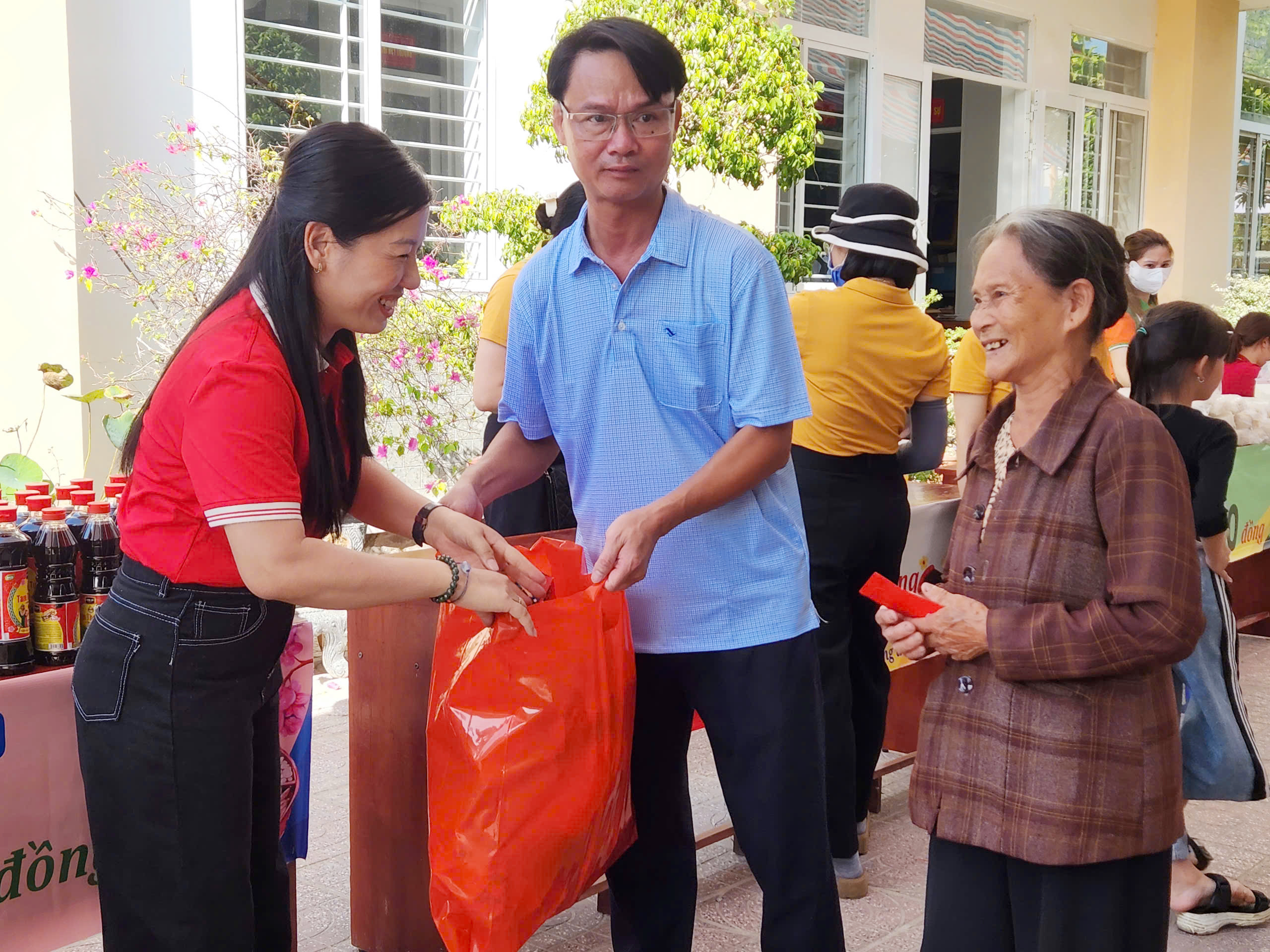 Người dân mua sắm tại Phiên chợ yêu thương của phường 10, TP.Vũng Tàu.