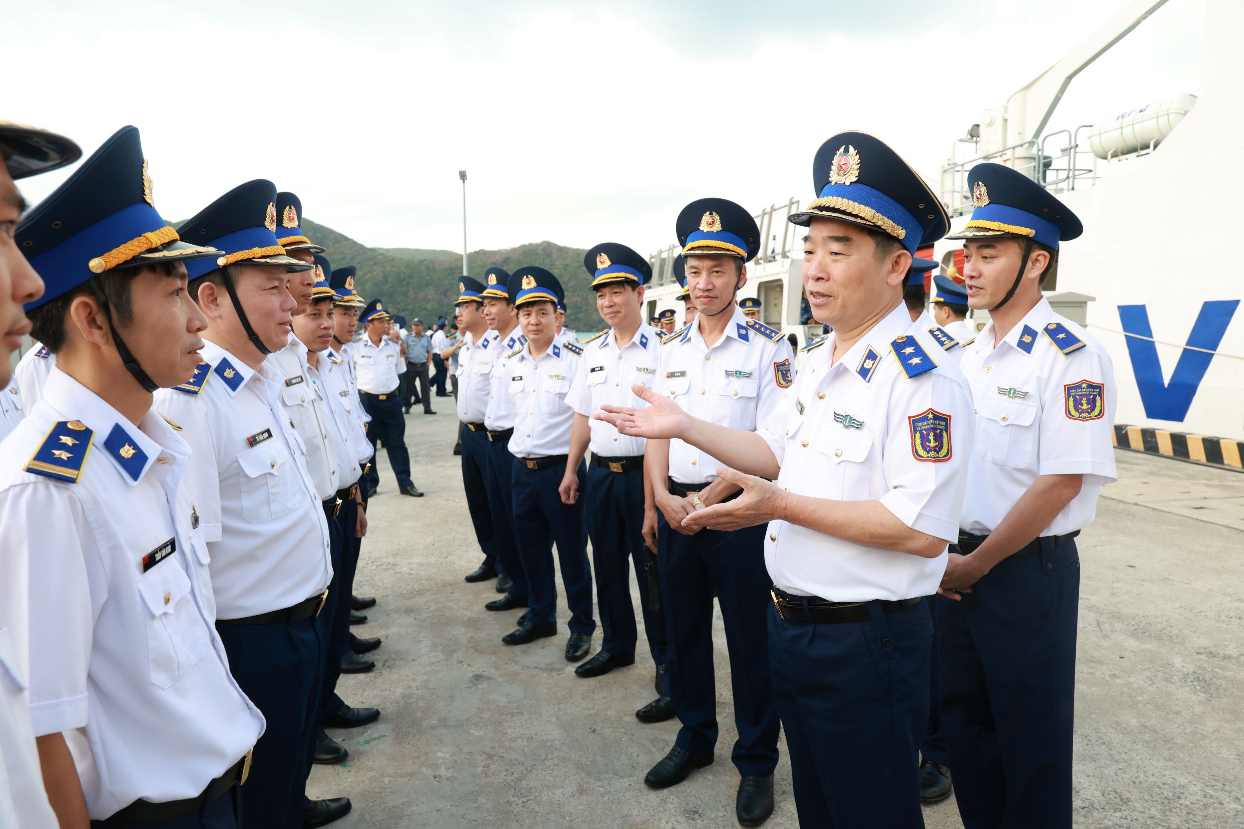 Trung tướng Bùi Quốc Oai, Chính ủy Cảnh sát biển Việt Nam thăm hỏi, động viên cán bộ, chiến sĩ Hải đội 33.