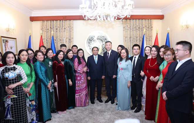 Thủ tướng Phạm Minh Chính và Phu nhân với cán bộ, nhân viên Đại sứ quán Việt Nam tại Cộng hoà Séc.