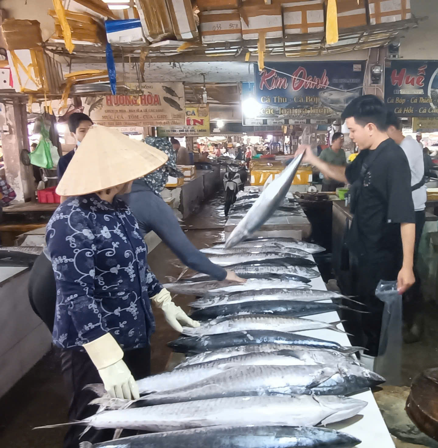 Cá thu tại chợ Long Hải (huyện Long Đất) những ngày cận Tết, giá tăng 30-50 ngàn đồng/kg so với 1 tháng trước và có xu hướng tiếp tục tăng do biển động, ít ghe tàu đi đánh bắt.