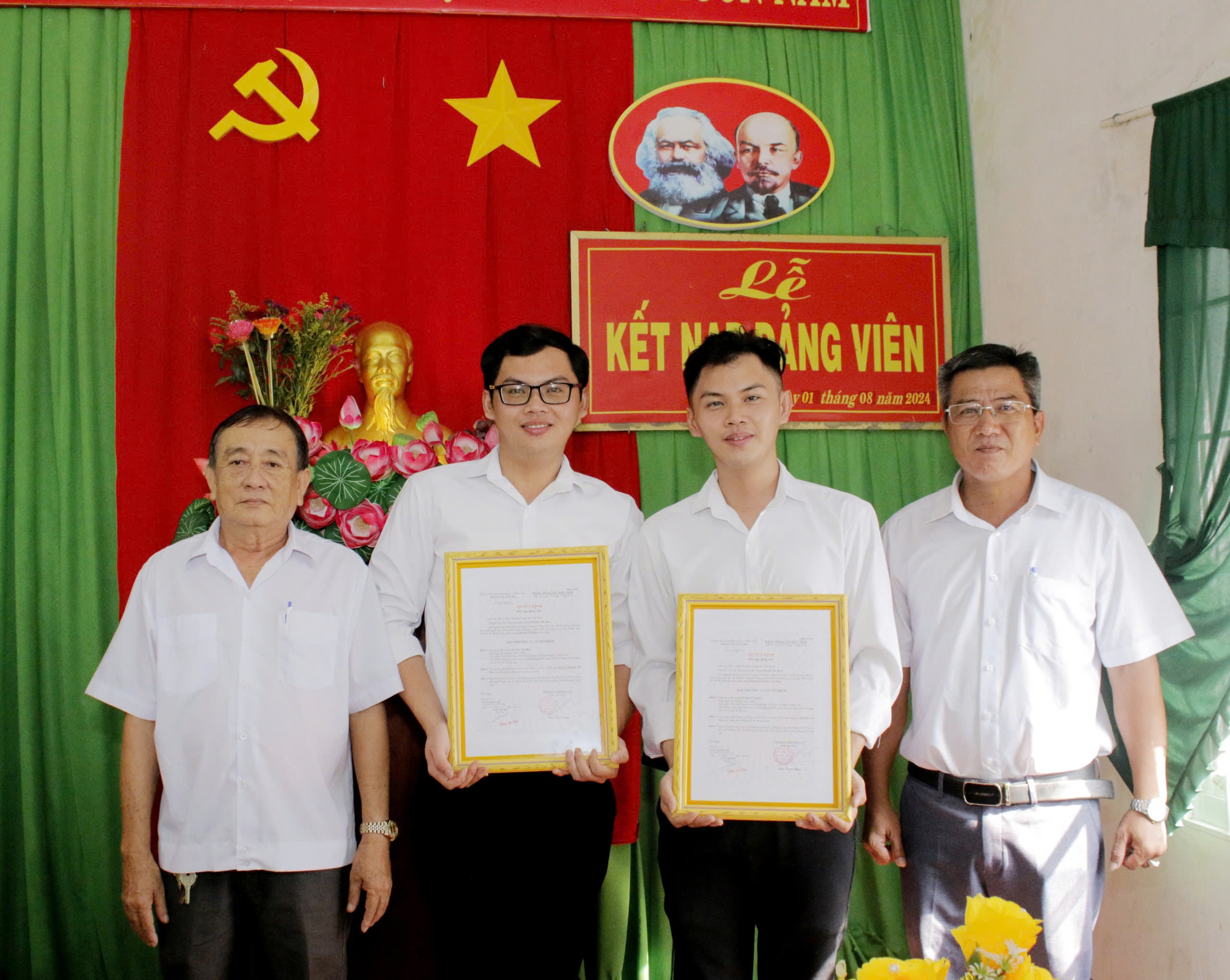 Đảng bộ TT.Phước Hải tổ chức trao quyết định kết nạp Đảng cho quần chúng ưu tú.