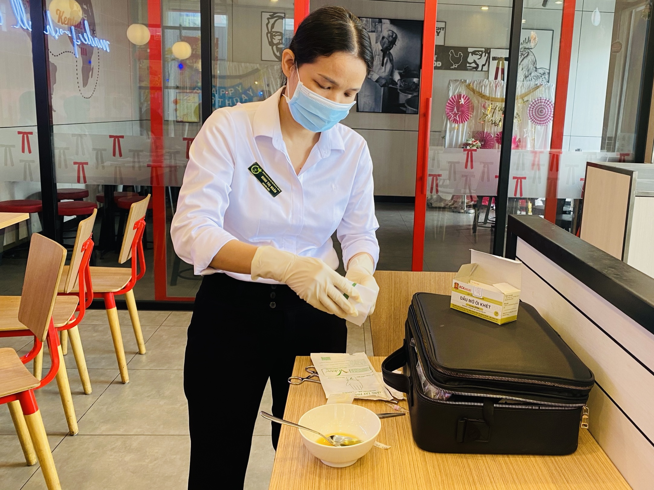 Nhân viên Chi cục An toàn vệ sinh thực phẩm tỉnh lấy mẫu dầu ăn test nhanh độ ôi khét dầu mỡ tại một cơ sở thực phẩm ở TX.Phú Mỹ.
