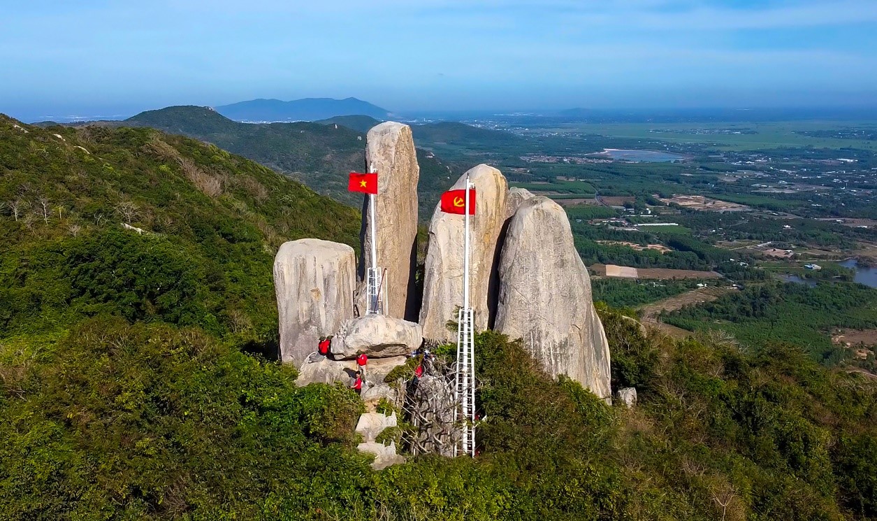 Cờ Đảng, cờ Tổ quốc tung bay trên đỉnh Chóp Mao, núi Minh Đạm thuộc địa bàn thị trấn Phước Hải.