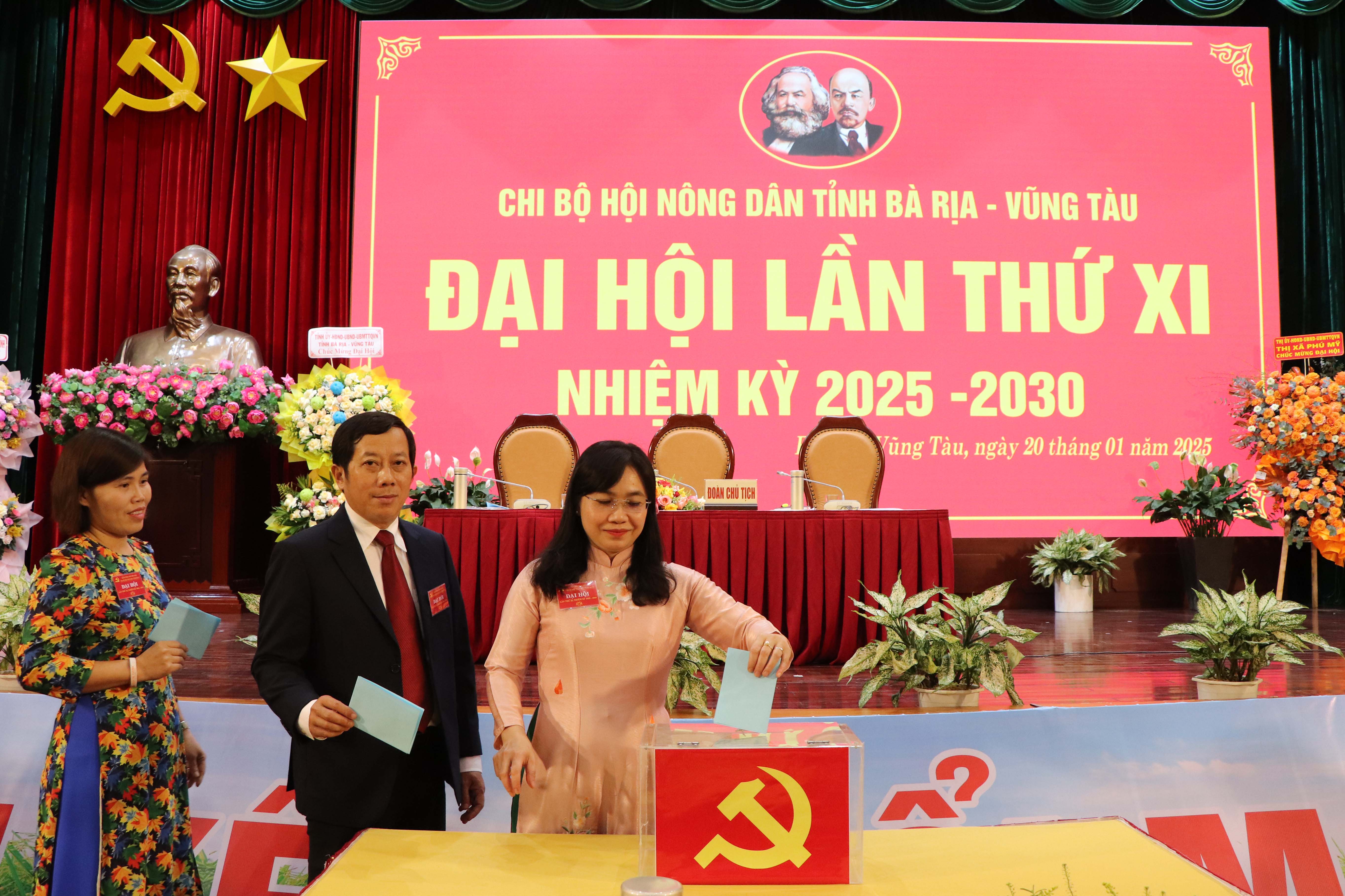 Các đại biểu tham gia bỏ phiếu bầu cấp ủy và bầu Bí thư, Phó bí thư Chi bộ Hội Nông dân tỉnh khóa XI, nhiệm kỳ 2025-2030.