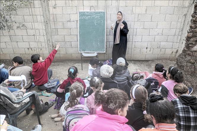 Các em nhỏ tại một lớp học trong lều tạm ở Deir al-Balah, Dải Gaza.