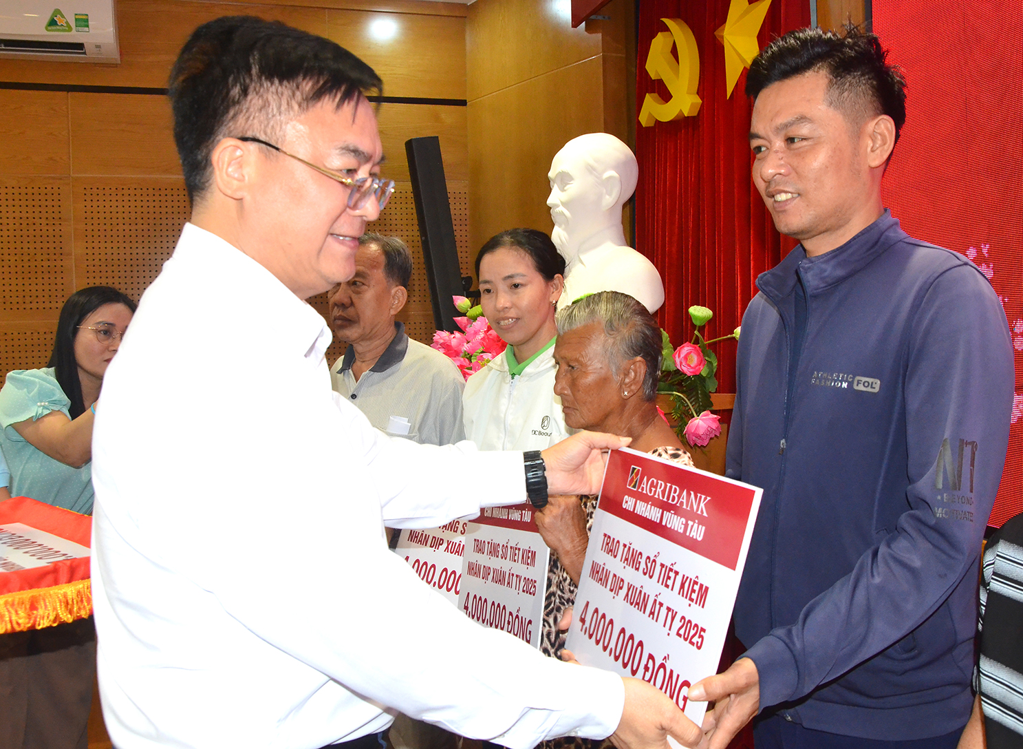 Ông Hoàng Vũ Thảnh, Chủ tịch UBND TP.Vũng Tàu trao sổ tiết kiệm cho người dân khó khăn vào chiều 17/1.