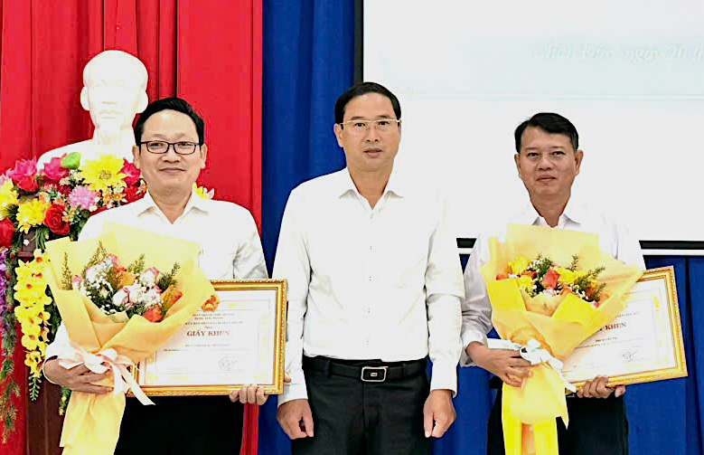 Ông Nguyễn Tấn Bản, Chủ tịch UBND huyện Châu Đức trao khen thưởng cho TT. Ngãi Giao và Điện lực Châu Đức.