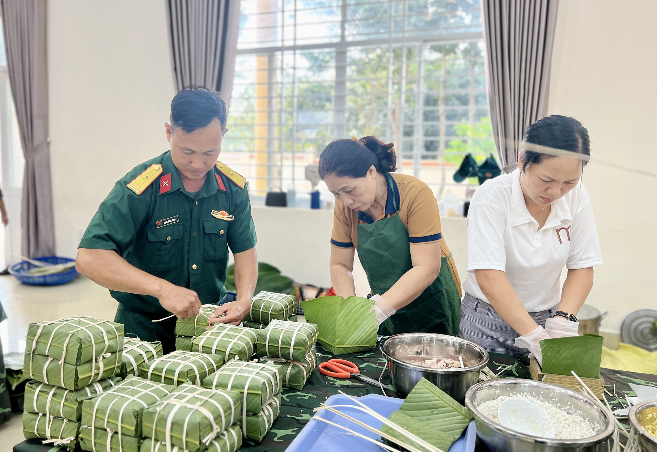 Đội huyện Long Đất tham gia thi gói bánh chưng.