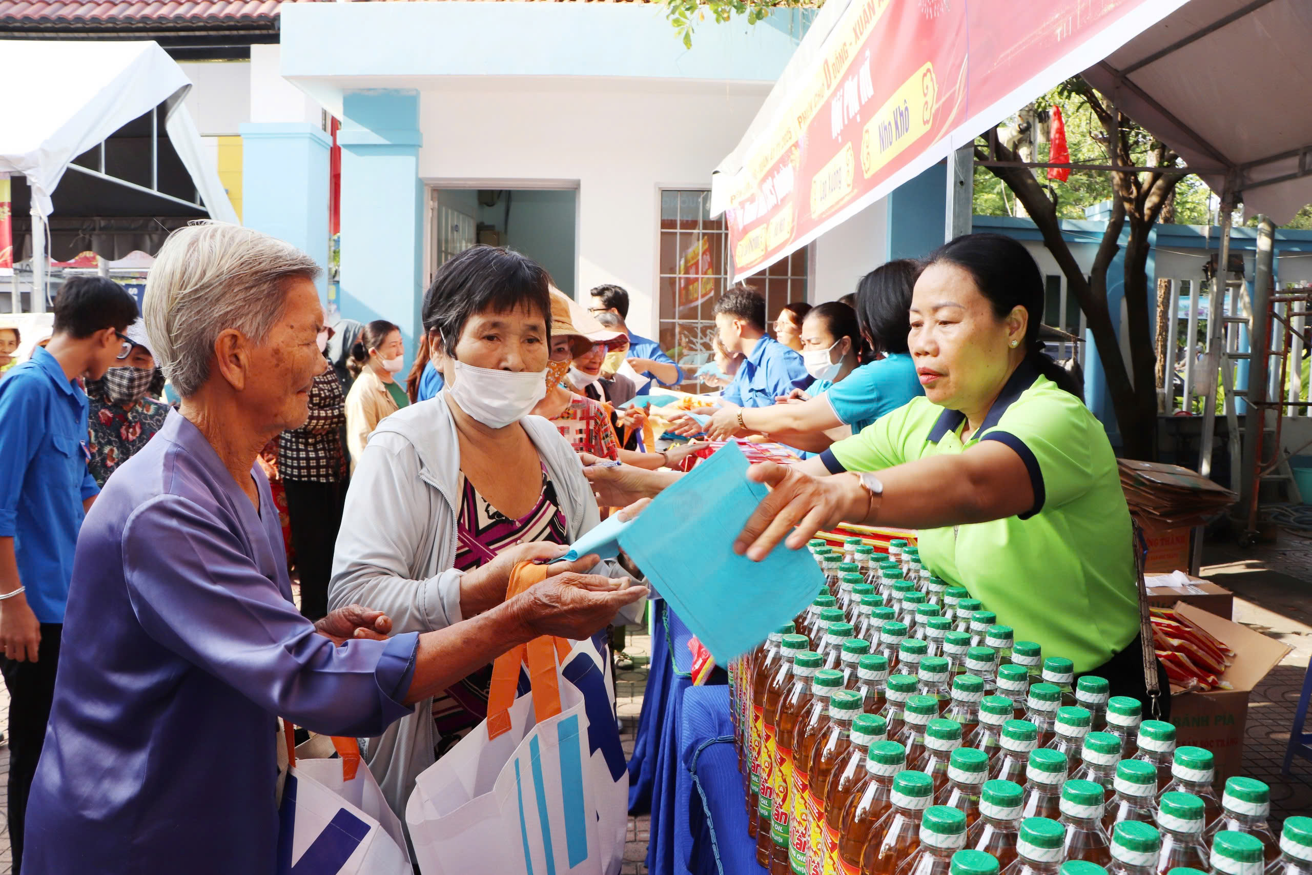 Người dân chọn mua những món hàng thiết yếu với giá 0 đồng tại Phiên chợ yêu thương do phường Nguyễn An Ninh, TP.Vũng Tàu tổ chức ngày 21/1.