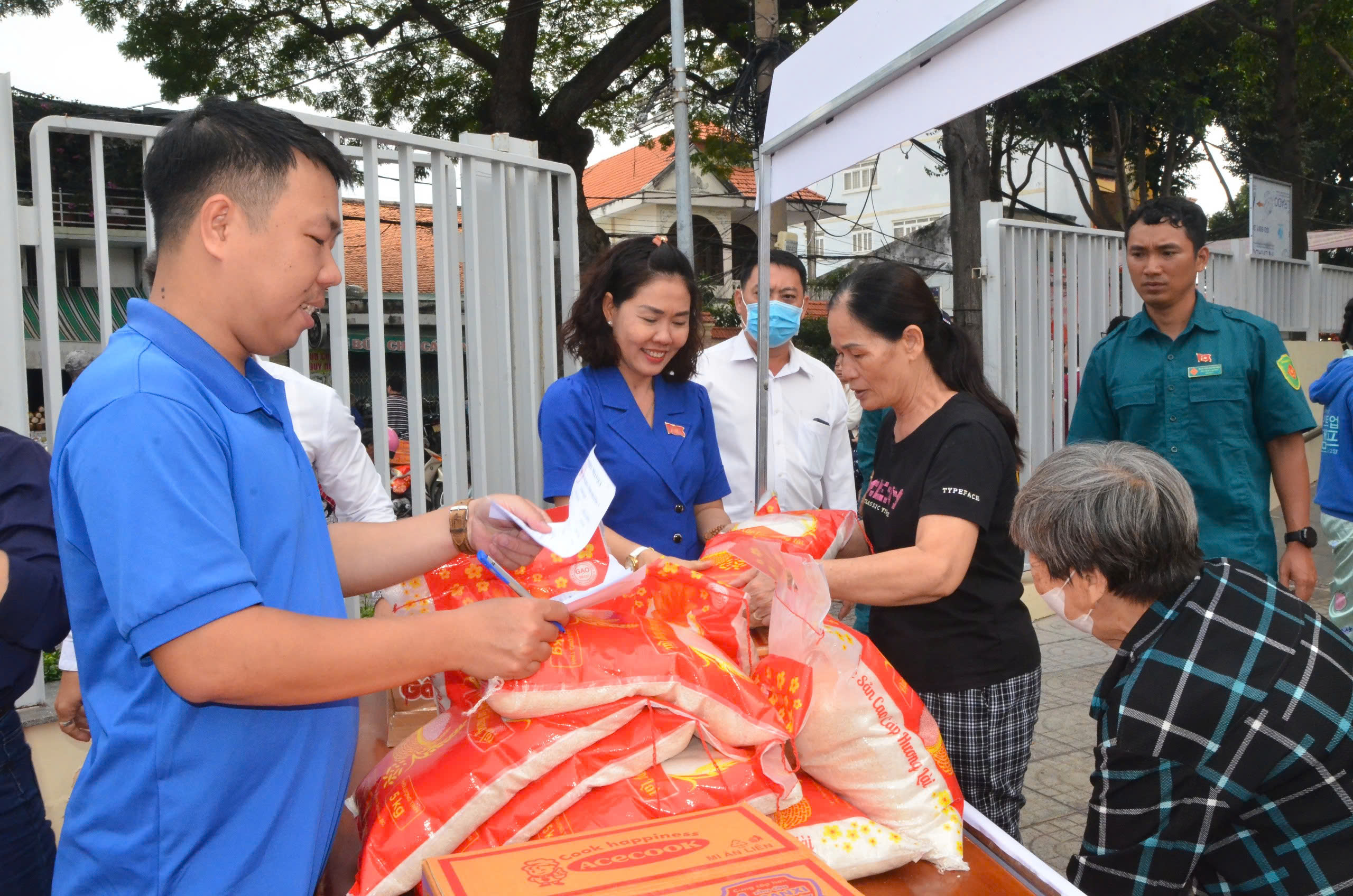 Người dân phường 3, TP.Vũng Tàu nhận quà miễn phí tại Phiên chợ nghĩa tình do phường tổ chức.